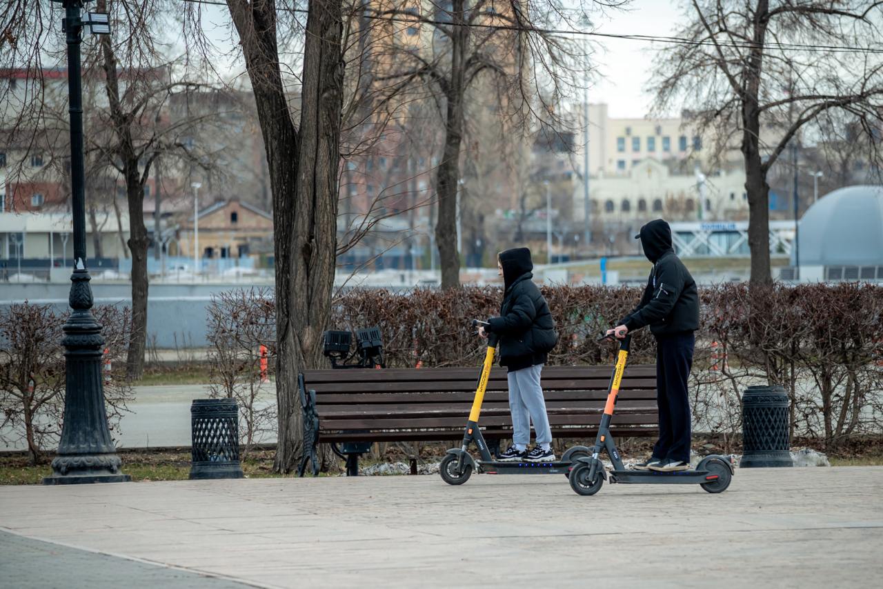 В Челябинске автомобилист сбил двух подростков на электросамокате  ДТП случилось вечером 17 октября возле дома № 92 по улице Комарова. По предварительным данным, 29-летний водитель Mitsubishi Space столкнулся с электросамокатом Whoosh, которым управлял подросток. Вместе с ним ехал еще один школьник.  — В результате дорожно-транспортного происшествия водитель электросамоката и его несовершеннолетний пассажир получили телесные повреждения, — прокомментировали в ГАИ.  Сотрудники Госавтоинспекции подчеркивают: передвигаться вдвоем на одном самокате запрещено. При приближении к пешеходному переходу необходимо спешиться, а в темное время суток использовать световозвращающие элементы.          Поддержать канал