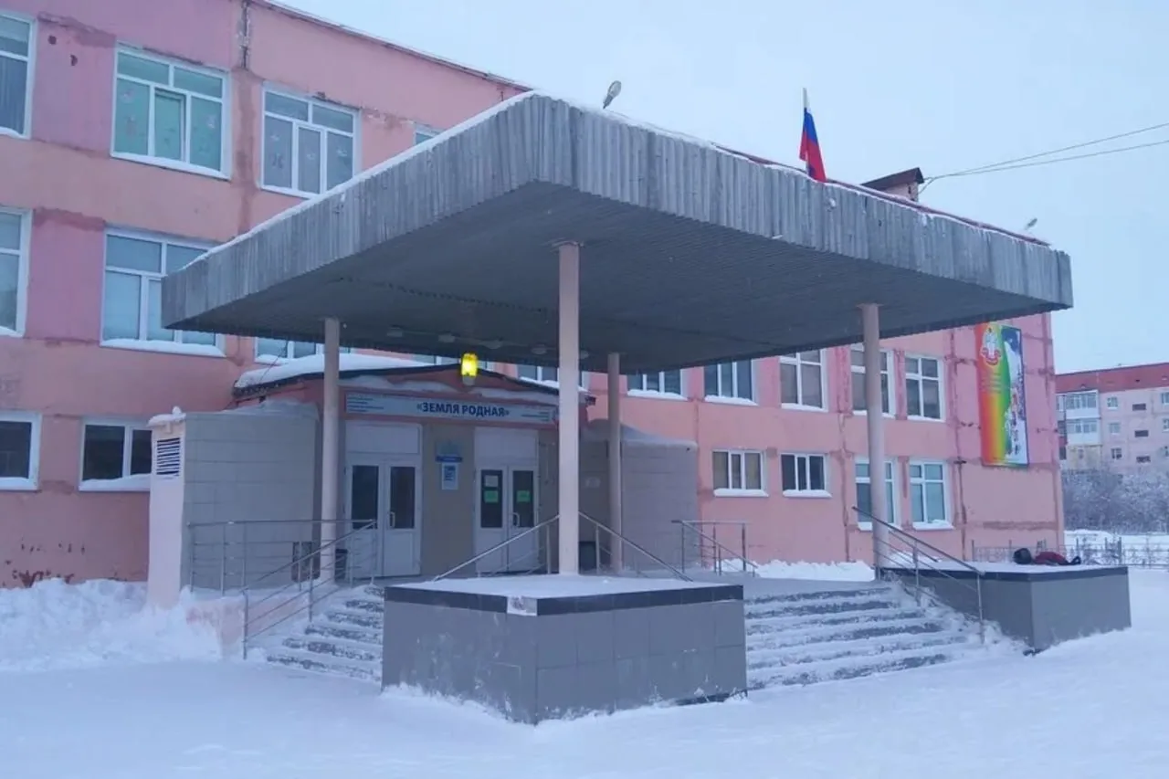 В Новом Уренгое охрана задержала вооружённого подростка пытавшегося зайти в школу У него был нож Мы много ругаем школьных охранников и конечно иногда за дело Но когда молодцы тогда молодцы Инцидент произошёл ещё 20 апреля по предварительным данным нож в учебное заведение пытался пронести несовершеннолетний 2013 года рождения следует из сообщения СУ СК по ЯНАО В этот момент сработали металлоискатели в связи с чем действия школьника пресекли сотрудники охраны Инцидент предотвращён без каких либо последствий и пострадавших Сейчас силовики выясняют зачем юноша принёс нож в школу Также будет проанализирована работа администрации учебного заведения по обеспечению безопасности Читайте меня в MAX   max ru bloodysx