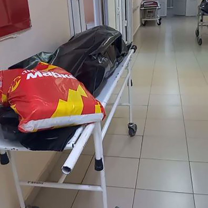 Трупы часами лежат в коридорах горбольницы Курска О жутких условиях работы рассказала сотрудница медучреждения на что обратил внимание губернатор Хинштейн В клинике нет отдельного помещения где должны храниться тела до их передачи в патологоанатомическое бюро Глава региона поручил найти такое место уже до сегодняшнего вечера Также Минздрав возьмет под контроль ситуацию и по другим учреждениям здравоохранения области В ведомстве URA RU сообщили что служебная проверка уже начата Умерших на каталках оставляют в коридоре завернутыми в полиэтилен Рядом ходят пациенты персонал разносит еду Подобное просто недопустимо по отношению как к живым так и к покойникам подчеркнул Хинштейн Курские известия Подписаться на URA RU мы в MAX