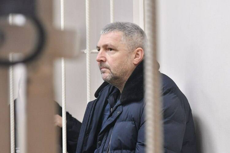 За взятку айфоном экс главу поселка в Татарстане приговорили к 5 годам лишения свободы условно Телефон стоимостью 108 тысяч он получил за покровительство коммерческой организации Также ему назначили штраф в 324 тысячи рублей и 2 х летний запрет занимать госдолжности kazan