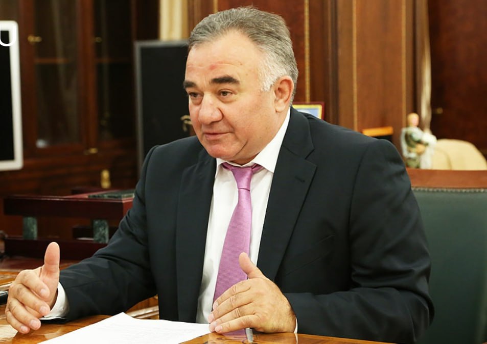 Брата главы Ингушетии в суде будет защищать жена Суд в Черкесске разрешил родственникам нескольких обвиняемых включая жену брата главы Ингушетии стать их общественными защитниками Речь идет о резонансном деле о хищении сотен миллионов рублей из Пенсионного фонда Среди них Пятимат Калиматова супруга экс главы почтовой связи Ингушетии Магомеда Башира Калиматова на фото Он брат главы республики Всего по делу кроме Магомед Башира Калиматова проходят 29 человек Их обвиняют в создании преступного сообщества и мошенничестве в особо крупном размере По версии следствия группа в которую входили руководители почты и отделения Пенсионного фонда в Ингушетии с 2020 года похищала бюджетные деньги Государство требует вернуть 371 миллион Процесс судя по всему предстоит долгий Сейчас суд только начал оглашать обвинительное заключение сообщили в пресс службе судов Карачаево Черкесии   Подписывайтесь на Аргументы и Факты Северный Кавказ Telegram МАХ