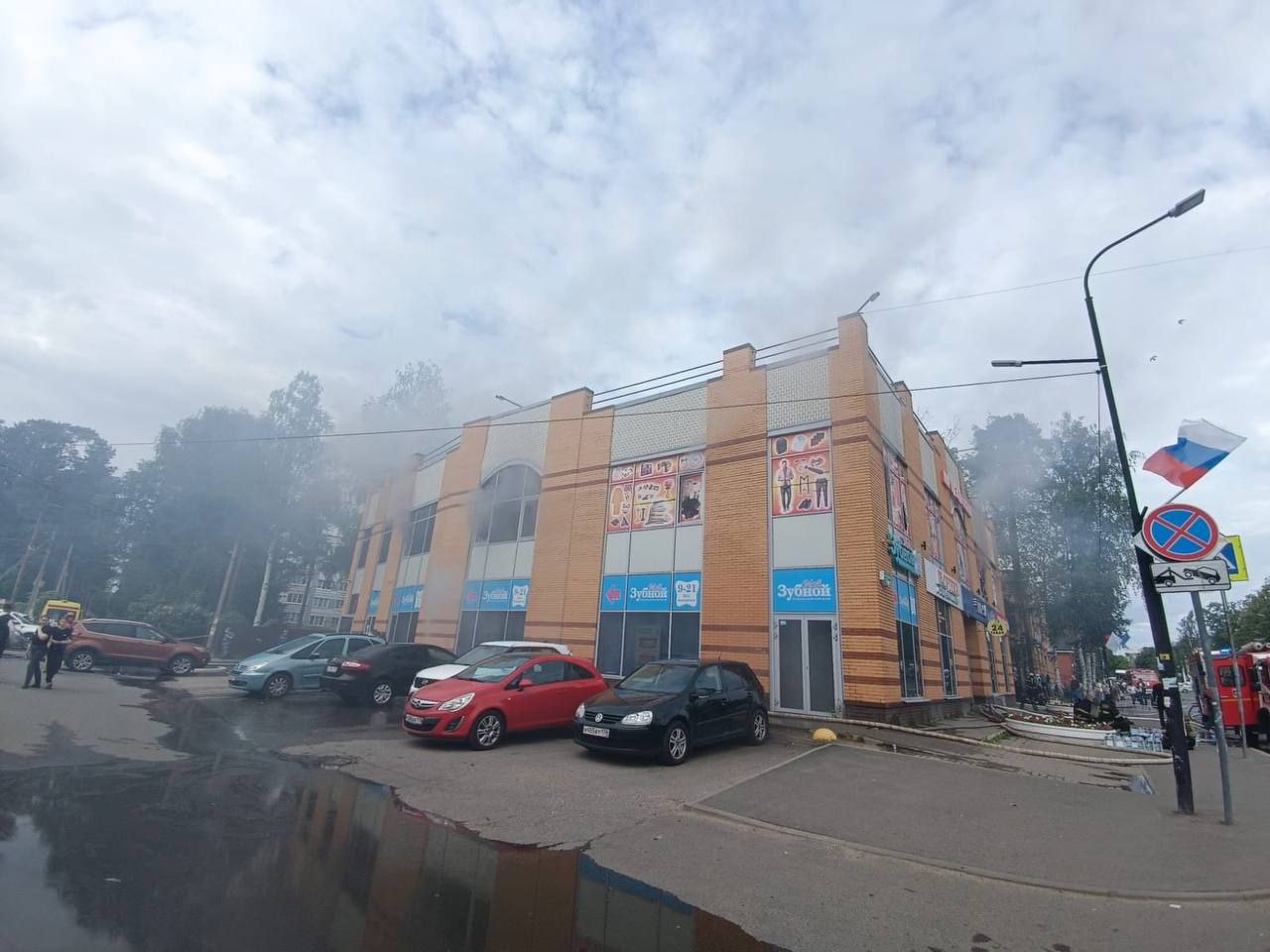 Две женщины погибли в результате пожара в торговом центре во Всеволжском районе После пожара в магазине одежды в торговом комплексе во Всеволжском районе обнаружили тела двух женщин, СК проводит проверку. Об этом сообщили в следственном отделе ведомства по Всеволжску Ленинградской области. По данным прокуратуры Ленобласти, возгорание произошло в 10:06 утра 18 июня, его площадь составила более 600 кв. м. На данный момент расчеты МЧС полностью завершили тушение. На месте происшествия нашли тела двух погибших женщин. Сейчас там работает оперативно-следственная группа СК, назначены судебные медико-криминалистические экспертизы. Предварительная причина пожара — неисправность электропроводки. Фото: прокуратура Ленинградской области
