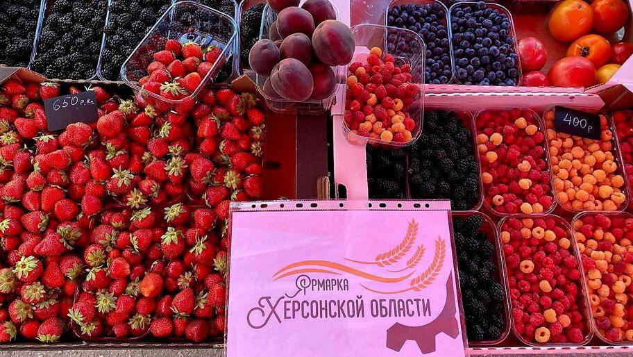 В Херсонской области работают 36 ярмарочных площадок Работа 36 постоянных ярмарочных площадок организована для жителей Херсонской области, сообщили в Министерстве промышленности и торговли Херсонской области. «На сегодня проведено 1182 ярмарки. Каждую неделю — свежие продукты по сниженным ценам для жителей и новые возможности для местных производителей. Овощи, фрукты, товары для дома и многое другое — все свежее, качественное и по доступной цене», — отметили в министерстве. Фото: пресс-служба Министерства промышленности и торговли Херсонской области Читать полностью