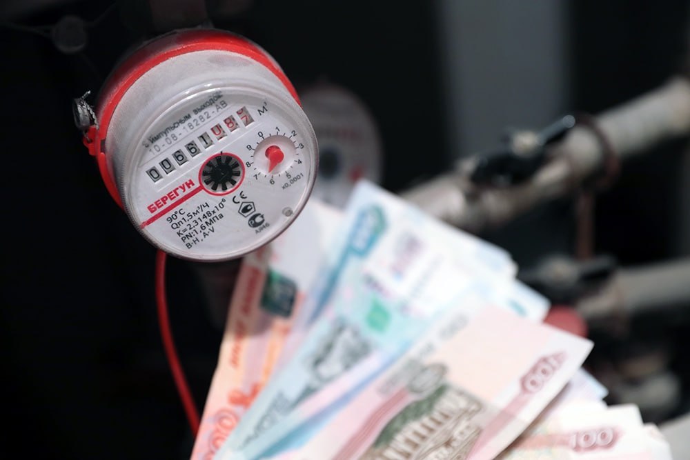 Госдума запросит информацию о причинах роста цен на услуги ЖКХ Депутаты Госдумы обратятся в Федеральную антимонопольную службу ФАС России с запросом о предоставлении сведений, объясняющих причины повышения тарифов на услуги жилищно-коммунального хозяйства, а также подтверждающих их экономическую обоснованность. Соответствующее протокольное поручение было дано Комитету Госдумы по защите конкуренции на пленарном заседании. Депутаты выразили беспокойство по поводу значительного роста цен на коммунальные услуги в различных регионах страны, включая электроэнергетику, газоснабжение и теплоснабжение. По мнению главы профильного комитета Валерия Гартунга, данное обращение находится в прямой компетенции ФАС, и именно эта структура должна представить необходимую информацию, позволяющую объективно разобраться в сложившейся ситуации. C начала июля 2025 года в России ожидается запланированное повышение тарифов на услуги жилищно-коммунального хозяйства. Средний показатель увеличения составит примерно 11,9% по всей стране. Фото: РИА Новости