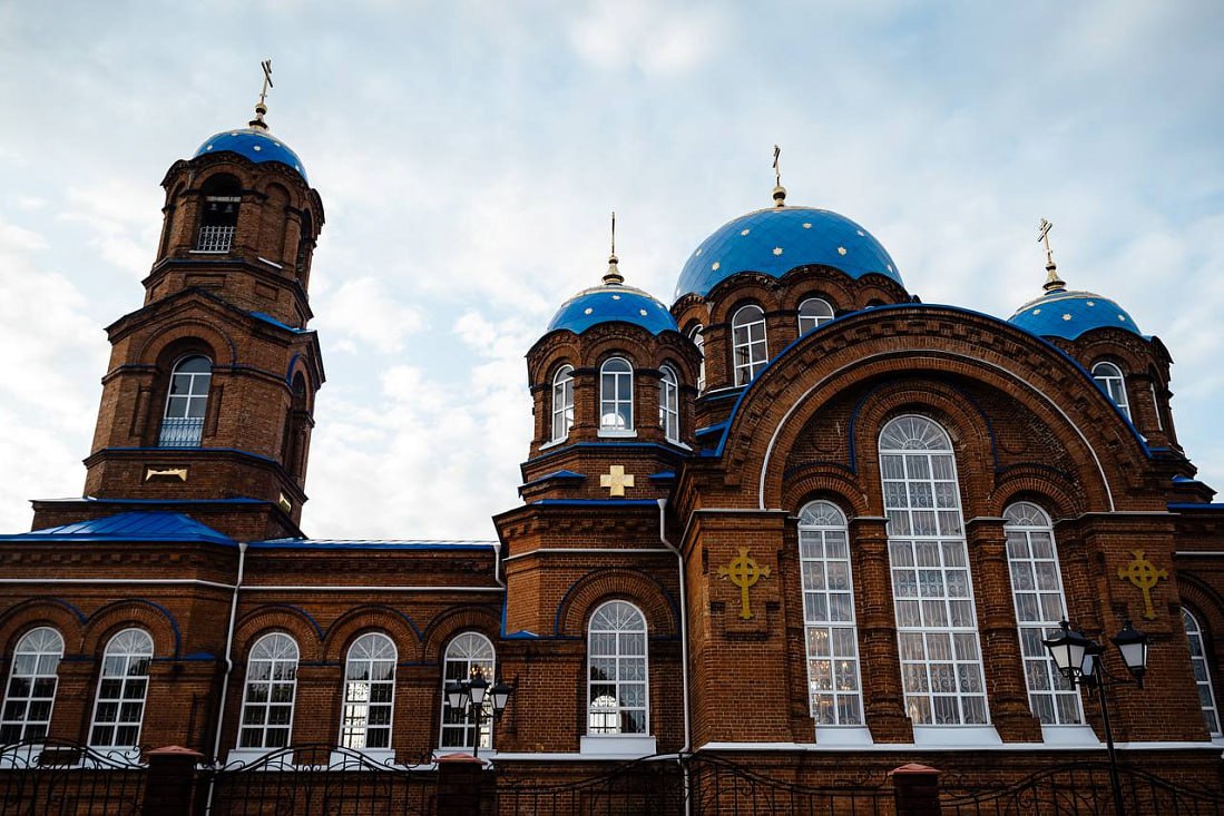 В селе Любицкое завершилась реставрация старинного Покровского храма. Работы стартовали три года назад по инициативе почётного гражданина Курской области Геннадия Дюмина.  В ходе реставрации мастера тщательно восстановили внутреннее убранство и занялись благоустройством прилегающей территории. Основной целью стало возвращение храму его исторического величия и превращение в духовный центр всего региона.  Здесь обустроили обзорную площадку, откуда открывается живописный вид на окрестности, разбили фруктовый сад и даже собрали первый урожай. Кроме того, предусмотрены зоны отдыха для прихожан и паломников. В ближайшее время здесь появятся модульные домики в формате глэмпинга.  Курская Telega / Прислать новость