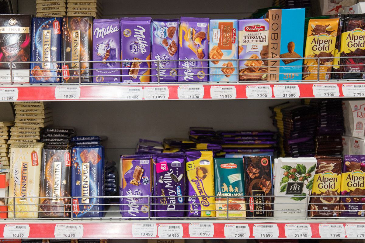 Узбекистан снизил импорт шоколадных изделий до 19 1 тыс тонн статкомитет Узбекистан импортировал шоколадные изделия из 32 стран следует из данных Национального комитета по статистике В январе июле 2025 года в страну было ввезено 19 1 тыс тонн шоколада на сумму 66 2 млн По сравнению с аналогичным периодом прошлого года объём импорта сократился на 4 7 тыс тонн или на 19 9 В структуре поставок по итогам 11 месяцев 2025 года крупнейшим поставщиком шоколадных изделий в Узбекистан оставалась Россия на которую пришлось около 14 тыс тонн импорта Существенные объёмы также были завезены из Нидерландов 1 4 тыс тонн и Украины 839 1 тонны Казахстан поставил 583 5 тонны шоколадной продукции Туркменистан 463 1 тонны Франция 399 2 тонны На остальные страны совокупно пришлось около 1 4 тыс тонн импорта Таким образом несмотря на сокращение общего объёма поставок география импорта шоколадных изделий в Узбекистане остаётся широкой охватывая более трёх десятков государств Telegram Facebook Instagram LinkedIn