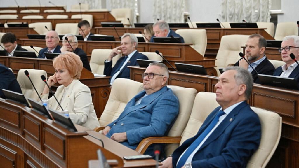 Накануне 44 й сессии Алтайского краевого Законодательного Собрания прошли традиционные предсессионные заседания фракций и комитетов Депутаты обсудили основные вопросы повестки законопроекты и постановления clck ru 3PP7CM