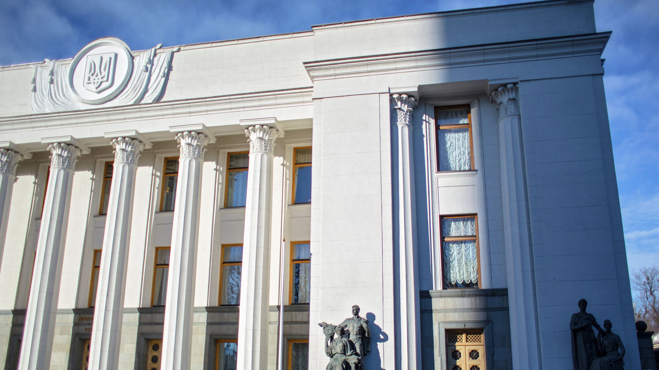 Проект закона который предполагает отмену отсрочки от призыва для мужчин старше 25 лет поступающих в учреждения профессионального или высшего образования рассмотрят во втором чтении в Верховной раде рассказал украинский депутат Сергей Бабак Один из таких законопроектов Украины связанных с отсрочкой для мужчин призывного возраста ред законопроектов как раз готов ко второму чтению и говорит о том что мужчины возрастом 25 которые будут поступать в заведения высшего образования или профессионального или профессионального предвысшего образования не будут иметь права на отсрочку сказал депутат в эфире телемарафона Единые новости