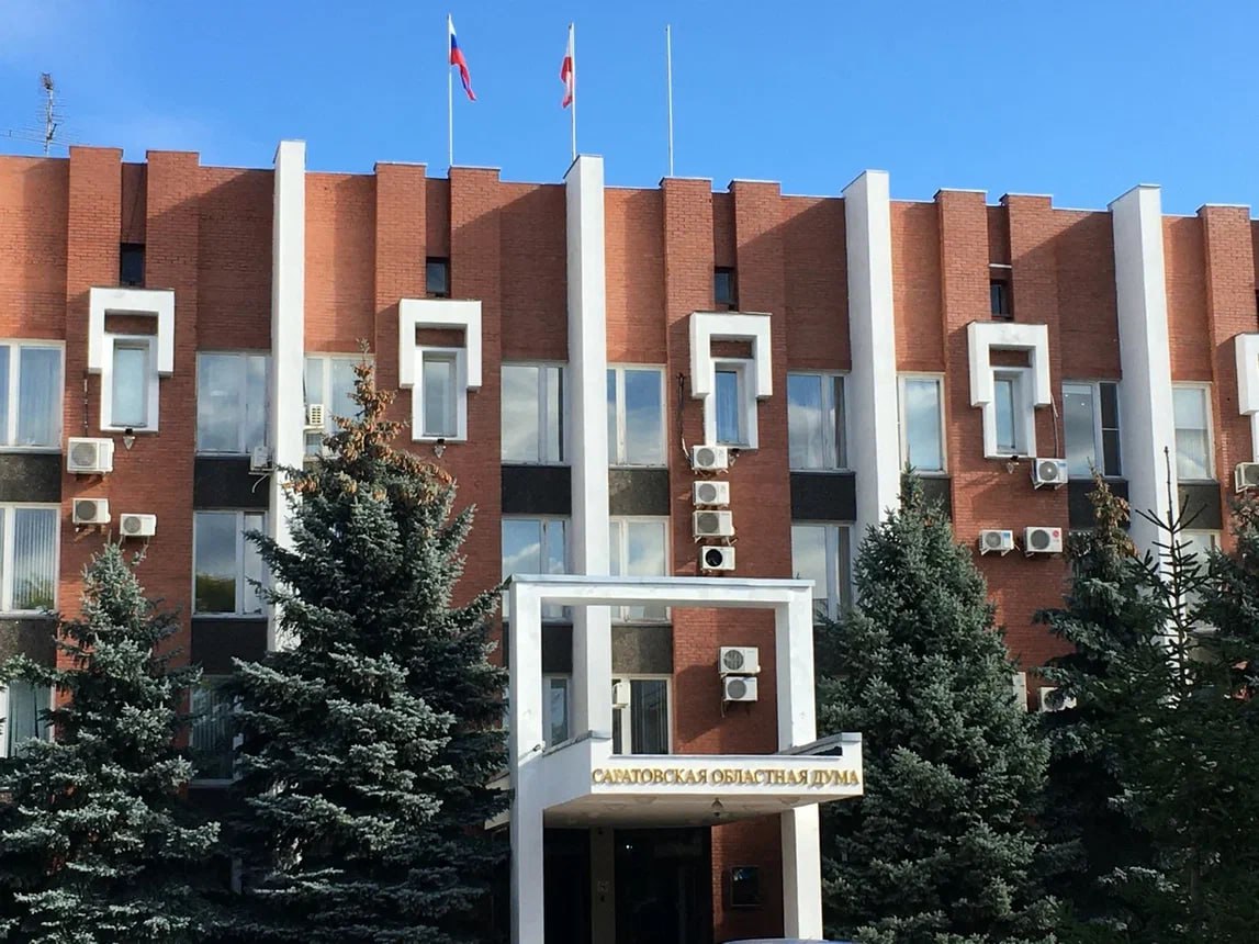 В Саратове внесли изменения в законы о выборах Соответствующий законопроект депутаты Саратовской областной думы поддержали большинством голосов на очередном заседании. Законопроект представил депутат Сергей Гладков «ЕР» , выступивший его автором. Он подчеркнул, что региональное законодательство необходимо привести в соответствии с федеральным. «Наш регион готов к проведению дистанционного электронного голосования», — считает господин Гладков. Так, в пять региональных законов о выборах и референдумах вносится ряд изменений. В частности, при проведении выборов на пост губернатора, депутатов облдумы, органов местного самоуправления при проведении электронного голосования необходимо обеспечить возможность голосовать с использованием бюллетеней. Избирательная комиссия области устанавливает порядок электронного голосования. В областном законодательстве предлагается закрепить, что дополнительные выборы депутатов представительного органа муниципального образования, областной думы не назначаются и не проводятся в год, предшествующий году проведения основных выборов, а также в год проведения указанных выборов. Все эксклюзивы