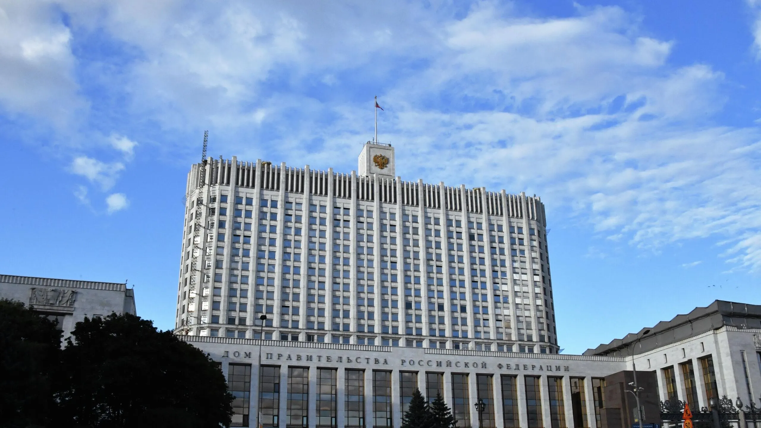Кабмин РФ расширил перечень медицинских изделий подлежащих обязательной маркировке в государственной системе Честный знак с 1 сентября маркироваться будут в частности медицинские маски салфетки и шприцы следует из подписанного постановления правительства В России расширяется перечень медицинских изделий подлежащих обязательной маркировке в государственной системе Честный знак Распоряжение об этом подписано сообщили в Центре развития перспективных технологий ЦРПТ оператор системы маркировки Честный знак Там пояснили что с 1 сентября 2026 года средства идентификации начнут наносить на шприцы салфетки пробирки медицинские маски обеззараживатели воздуха в том числе бактерицидные ортопедическую обувь коронарные стенты слуховые аппараты компьютерные томографы медицинские перчатки аппараты для искусственного дыхания и инкубаторы для новорожденных