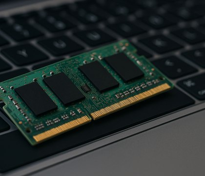 В 2026 году смартфоны и ноутбуки станут хуже и дороже из за дефицита памяти TrendForce Аналитики TrendForce предупреждают рынок памяти входит в новый виток роста цен Уже в первом квартале 2026 года ситуация ударит по производителям смартфонов и ноутбуков Оперативная и флеш память стремительно дорожают занимая все большую долю себестоимости устройств