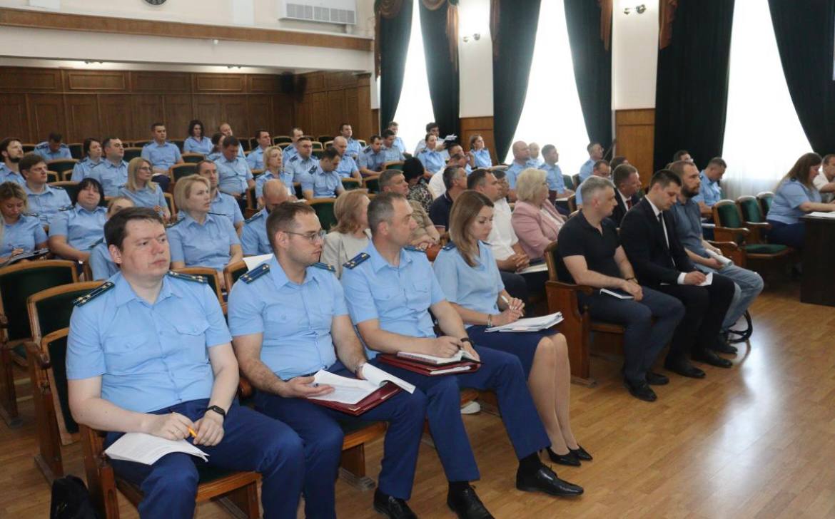 В прокуратуре Крыма состоялось заседание коллегии, на котором обсудили вопросы состояния законности за исполнением градостроительного законодательства при строительстве многоквартирных жилых домов. Обращаясь к присутствующим, прокурор Крыма Олег Камшилов отметил, что в последние годы в республике ежегодно возрастают темпы строительства многоквартирных жилых домов. На сегодняшний день их число достигло 268 на 36 тыс. квартир жилой площадью более 1,7 млн кв. м. «Как показала проведенная прокуратурой республики проверка возведение жилья не всегда обеспечивается в полном объеме социальной, транспортной и иной инфраструктурой.», – отметил прокурор Крыма. В завершение мероприятия прокурор Крыма Олег Камшилов поручил мерами прокурорского реагирования последовательно добиваться существенного улучшения жилищных условий населения республики, принципиально реагировать на факты неисполнения мероприятий, предусмотренных региональным проектом «Жилье» национального проекта «Инфраструктура для жизни.