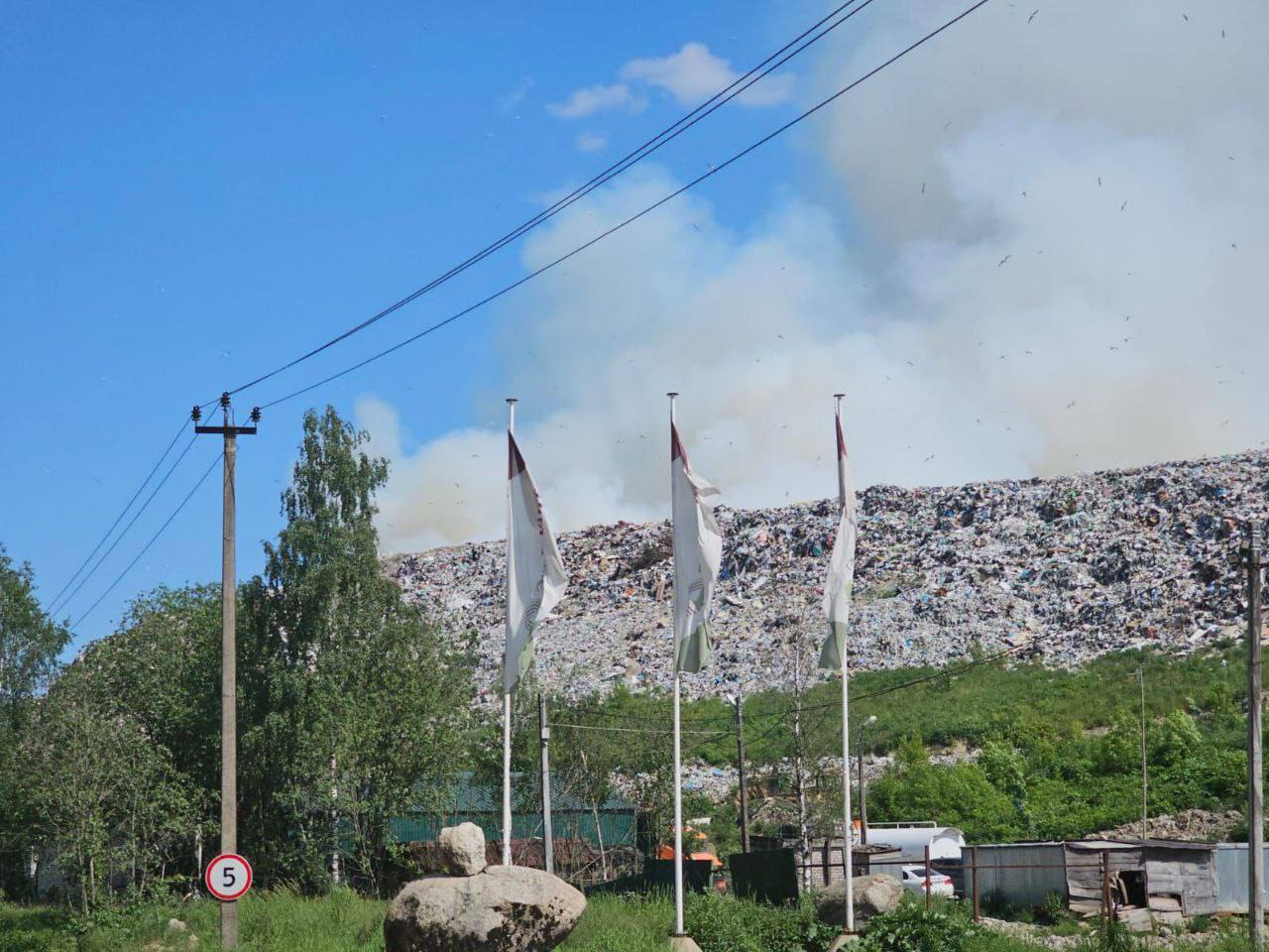 Природоохранная прокуратура контролирует ликвидацию крупного пожара на полигоне в Тосненском районе Госэконадзор Ленобласти установил факт горения на полигоне твёрдых бытовых отходов «ЭкоПлант», находящемся в деревне Куньголово Тосненского района. Возгорание произошло около 13:40. Площадь пожара составила 1200 квадратных метров. На месте происшествия работают дежурные пожарные службы. О пострадавших не сообщается. Природоохранная прокуратура устанавливает причину и ликвидирует возгорание. Ранее на этом объекте выявлены нарушения природоохранного, санитарно-эпидемиологического и пожарного законодательства. В отношении ООО «Эко Плант» уже принят комплекс мер прокурорского реагирования. В комитете правопорядка и безопасности позднее добавили, что для замера аварийно химически опасных веществ АХОВ на место выехала химико-радиометрическая лаборатория. Фото: Админка Ленобласти, Прокуратура Ленинградской области Вечерний Санкт-Петербург