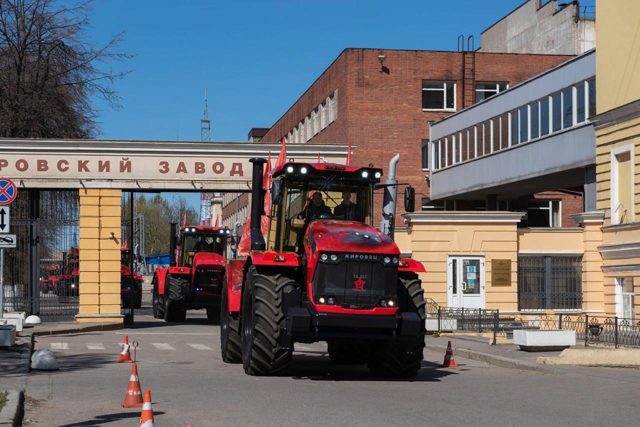 «Кировский завод» первым в России планирует запустить производство интегральных тракторов «Петербургский тракторный завод» входит в ГК «Кировский завод» планирует запустить серийное производство интегральных тракторов. Объем инвестиций в реализацию проекта превысит 10 млрд руб. Об этом в интервью изданию «Ведомости Северо-Запад» рассказал генеральный директор компании Сергей Серебряков. На данный момент такие машины серийно в стране не производят. «На создание и запуск в серию трактора К-6 надо несколько лет. Потом тестирование, совершенствование и изменение конструкций. Параллельно сформируем дополнительные мощности под производство, что станет следующим этапом развития завода. Подобные тракторы в СССР делали на Липецком и Харьковском заводах. Теперь их производят только за рубежом», — прокомментировал он. К-6 будет отличаться от уже существующих К-5 и К-7 сочетанием классических и модульных конструкций, например, колеса будут одинакового размера с возможностью разворота как передних, так и задних. Потенциал использования широкий: от животноводства до овощеводства. Опрошенные «Ведомостями» эксперты считают, что спрос на выпускаемый интегральный трактор будет зависеть от конструкторских решений на заводе. Кроме того, важным фактором останется его стоимость, так как среди зарубежных тракторов разница между классической и интегральной версиями начинается от 10-15% в зависимости от конфигураций. Подробнее — в материале на нашем сайте. : Пресс-служба ГК «Кировский завод» Подпишитесь на «Ведомости Северо-Запад»