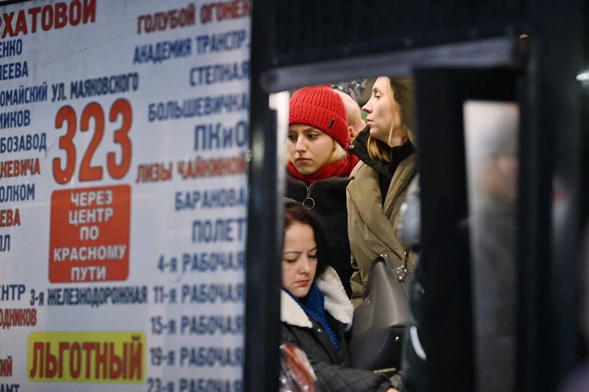 Минфин РФ для общественного обсуждения опубликован законопроект о приватизации автотранспортных предприятий Министерство финансов предлагает передавать городские автоколонны в частные руки вместе с их транспортом иначе такая приватизация не имеет смысла В большинстве регионов приватизировать автотранспортные предприятия впрочем пока не собираются отмечая что это перечеркнуло бы позитивные результаты передачи автоколонн в муниципальную собственность Однако в условиях сложной финансовой ситуации на местах необходимость в такой приватизации предприятий все же может возникнуть предложение Минфина выглядит упреждающим шагом к решению проблем муниципальных бюджетов Министерство финансов предложило приватизировать недвижимость автотранспортных предприятий АТП только в комплекте с их транспортом соответствующий законопроект опубликован для общественного обсуждения Свою инициативу ведомство объясняет необходимостью обеспечить должное функционирование АТП после их передачи в частные руки без приватизации самого транспорта это будет затруднительно Регионы намерение приватизировать пассажирский транспорт как правило не высказывают О возможности такого шага из опрошенных Ъ представителей субъектов РФ сообщили только в Башкирии В местном правительстве дали понять что пока не приняли решение по приватизации государственных транспортных предприятий но с проектом закона от Минфина ознакомлены В нижегородском Минтрансе Ъ рассказали о случае несостоявшейся сделки по продаже частной компании 30 акций предприятия владеющего тремя автобусными парками Совершить покупку инвестор собирался в преддверии оплаты работы общественного транспорта по брутто контрактам по ним город или регион платит перевозчику по фиксированной ставке за определенное количество рейсов из областного бюджета но позже изменил планы в связи с коррекцией этой стратегии В большинстве же регионов отмечают что местные АТП не так давно переданы в муниципальную собственность для наведения порядка в сфере городских перевозок поэтому смысла в передаче автоколонн частным инвесторам нет Хватает хлопот по настройке работы через брутто контракты Общественные перевозки с момента начала транспортной реформы стали хорошей муниципальной услугой и сейчас приватизировать это все конечно нет смысла сказал Ъ источник в администрации Екатеринбурга Однако в условиях напряженности местных бюджетов и необходимости субсидировать непопулярные маршруты потребность в приватизации АТП все же может возникнуть и Минфин заранее уточняет муниципалитетам процедуру передачи автоколонн частникам Как сообщили Ъ в ведомстве принятие поправок позволит снизить нагрузку на местные бюджеты В Минтрансе напомнили что содержание АТП полностью лежит на муниципалитетах и не поддерживается на федеральном уровне Отметим что по состоянию на 2023 год по данным Национального агентства промышленной информации НАПИ средний возраст общественного транспорта в РФ оценивался как достаточно высокий более 17 лет а за пределами нормативного срока использования находилось свыше 79 автобусов Хуже всего дела по этой части обстояли в Дагестане Орловской области Камчатском крае Калмыкии Наиболее свежий транспорт по оценкам НАПИ обслуживал жителей Москвы и Санкт Петербурга Во многом это результат того что в 2014 году московская система общественного транспорта подверглась последовательному реформированию частных перевозчиков обязали работать на подряде у города Впрочем теперь приоритеты бюджетной политики на местах сосредоточены на иных направлениях потому регионам по оценкам экспертов приходится сокращать расходы на перевозки что в перспективе с учетом закупок менее износостойкого транспорта может вылиться в дополнительные расходы Подписаться на наш канал www kommersant ru doc 8178569