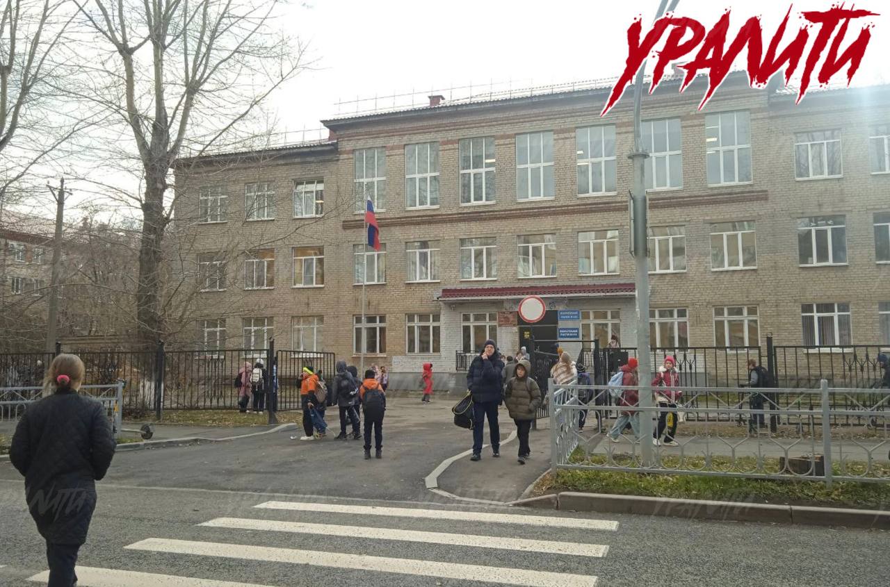 В Екатеринбурге эвакуировали учеников гимназии 108 сообщает подписчица Уралити Кто то из школьников разлил неизвестное вещество в коридоре детей отправили по домам Одну девочку увезли на скорой рассказала наша подписчица Уралити