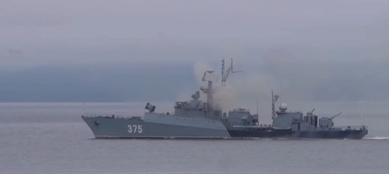 Парад кораблей на день ВМФ во Владивостоке отменили В 2025 году День Военно-морского флота, который традиционно отмечают в последнее воскресенье июля, во Владивостоке пройдет без парада кораблей, салюта и торжеств на водной станции. «В этом году День Военно-морского флота по всей стране пройдет в измененном формате — без традиционного парада кораблей, и салюта. Но праздник по-прежнему обещает быть ярким, торжественным» — пояснили в пресс-службе ТОФ. Праздник состоится в усеченном формате: в программе — возложение венков и большой концерт с участием творческих коллективов ТОФ. Концерт пройдёт 27 июля в Спортивной гавани Владивостока с 15:00 до 22:00. Ранее РБК писал, что в Санкт-Петербурге отменили главный военно-морской парад на День ВМФ. В этот день запланированы только возложение венков с участием чиновников и концерт на Дворцовой площади.