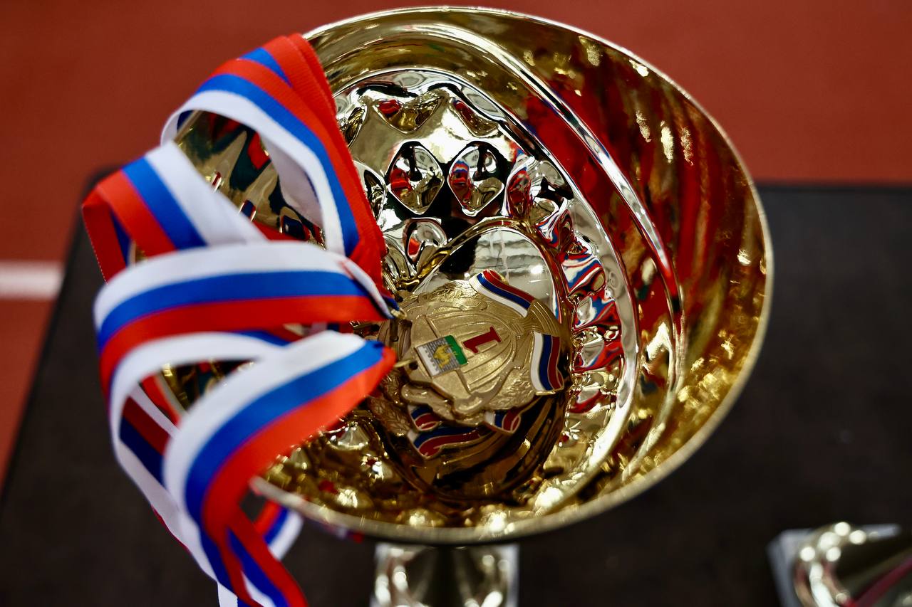 Трое южноуральцев получили золотые значки ТехноГТО В течение трёх месяцев прошлого года прошла первая в России сдача нормативов ТехноГТО Площадки для мероприятия были организованы в 30 субъектах федерации Среди нормативов знания по которым проверяются у ребят значатся беспилотники кибербезопасность электроника фактчекинг и другие направления Это позволяет оценить общую технологическую грамотность школьника и его умения решать повседневные задачи Каждое задание ТехноГТО максимально приближено к реальным ситуациям По итогам осенне зимней сессии было определено 105 первых обладателей золотых значков Среди них трое южноуральцев Сергей Ольховатенко Данил Лапшин и Евгения Лещенко Награда позволит им получить до 10 дополнительных баллов при поступлении в вуз В марте будет проведена вторая сессия в ходе которой также будут определены новые обладатели золотых значков eugenejut