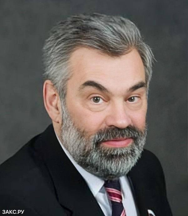 Скончался быший депутат ЗакС Петербурга Игорь Риммер Ему было 80 лет Для меня это не просто утрата Игорь Сергеевич сыграл огромную роль в моей жизни он во многом был для меня старшим товарищем и авторитетом Он прожил огромную и очень яркую жизнь сказал работавший с политиком Дмитрий Грызлов и выразил соболезнования близким Игорь Риммер родился 28 сентября 1945 года в Ленинграде В 1998 году стал депутатом муниципального образования Малая Охта был избран в ЗакС второго созыва Впоследствии трижды переизбирался в городской парламент В 2004 году Риммер вместе с коллегами отправился в паломничество в Ватикан и удостоился личной аудиенции понтифика Иоанна Павла II В ЗакСе он запомнился идеей вывести на улицы города казачьи патрули которую продвигал после межэтнического конфликта в карельской Кондопоге Telegram Все каналы Фонтанки Max