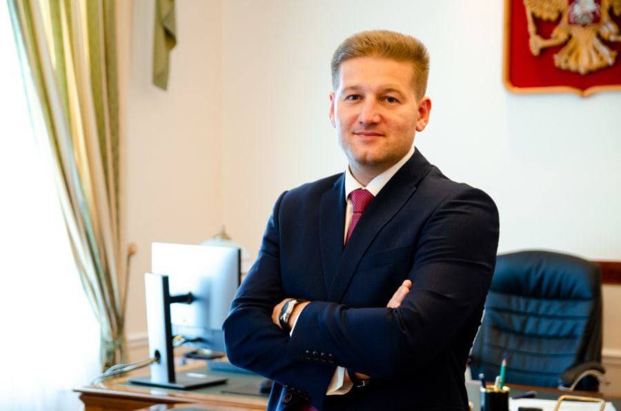 Поздравление ректора ЮУрГУ с Днем преподавателя высшей школы Уважаемые коллеги Поздравляю вас со значимым профессиональным праздником Днем преподавателя высшей школы Ваша профессия это настоящее призвание требующее огромной ответственности самоотдачи и искренней любви к своему делу Вы помогаете студентам расширять горизонты знаний раскрывать свои таланты находить правильные жизненные ориентиры и не бояться смелых идей Именно благодаря вашему труду и мудрости воспитывается новое поколение профессионалов будущего нашей страны Выражаю глубокую признательность за ваш вклад в повышение качества высшего образования за сохранение академических традиций и особенно за подготовку студентов Южно Уральского государственного университета Ваше внимание вовлеченность и поддержка позволяют обучающимся совершать прорывные научные открытия демонстрировать яркие достижения и уверенно выстраивать свой профессиональный путь Искренне желаю вам дорогие преподаватели крепкого здоровья благополучия профессиональных успехов и благодарных студентов Пусть каждый день в университете приносит радость и вдохновение Ректор Южно Уральского государственного университета Александр Вагнер