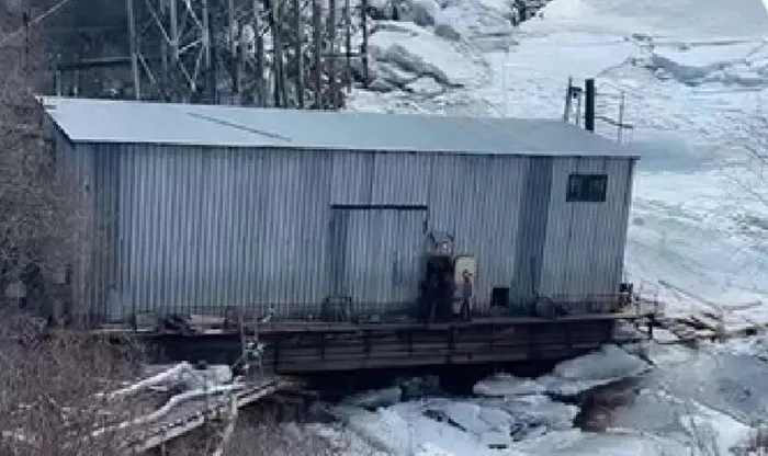 Очередная авария в Бодайбо Людей призывают запастись водой Авария произошла на плавучей станции водоподъема Роса в Бодайбо Из за резкого повышения уровня воды в реке на фоне бурного ледохода произошло выталкивание станции на берег Станция находится частично на берегу Вода упала Меры принимаются предприятием Тепловодоканал Монтируется временный водовод для того чтобы проложить данные трубы на открытую воду и запустить станцию рассказал в соцсети глава администрации Бодайбо и района Евгений Юмашев По мнению специалистов это займет несколько часов Жителей призвали приобрести питьевую воду В конце января в Бодайбо произошла авария на водоводе оставившая без тепла и воды порядка 1 5 тыс жителей Последствия происшествия устраняли несколько недель Был задержан глава администрации Бодайбинского городского поселения Иркутской области Алексей Ботвин Единая Россия Его подозревают в превышении полномочий с тяжкими последствиями пункт в ч 3 ст 286 УК Подписаться Прислать новость Помочь бустами