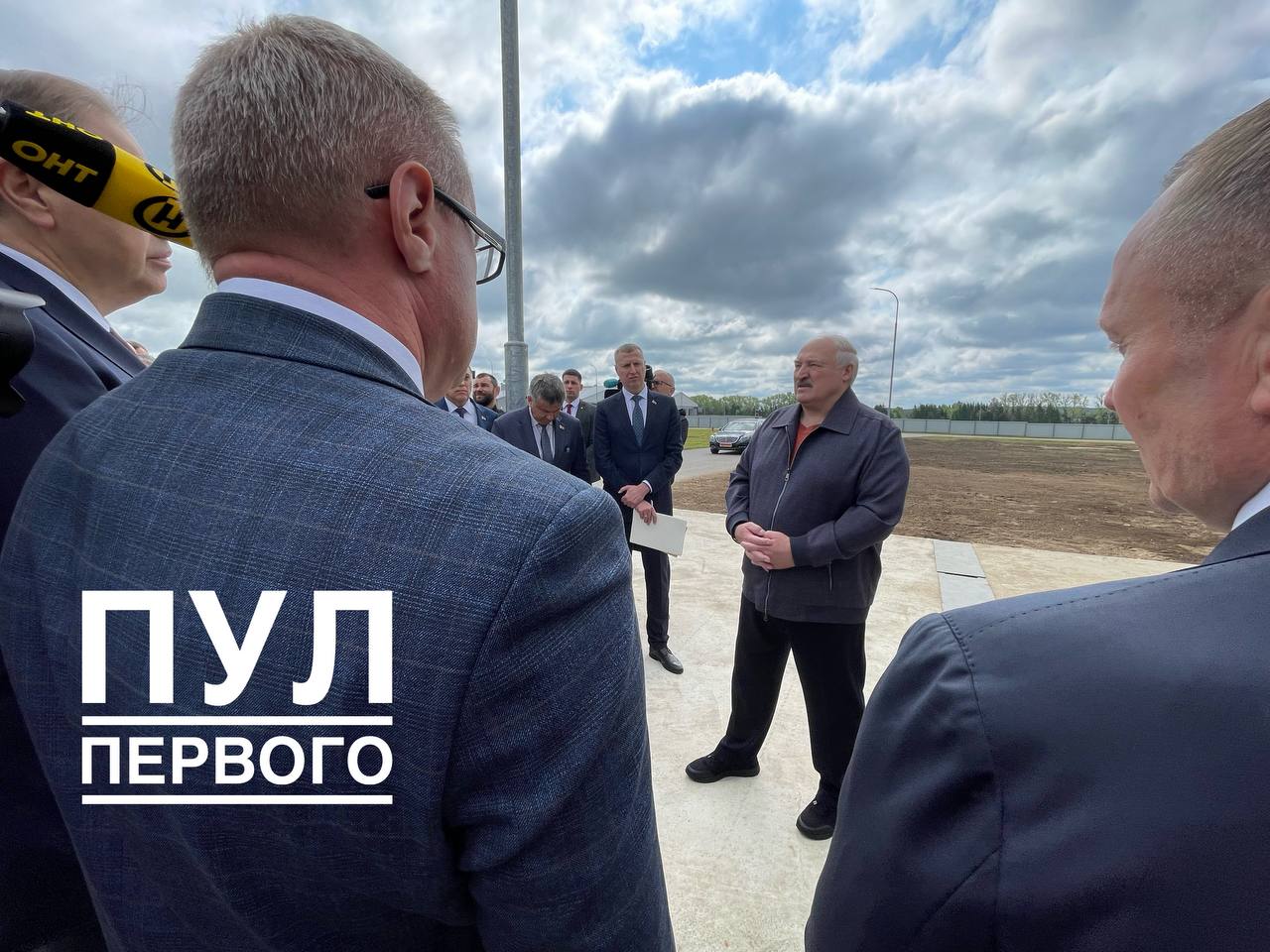 Лукашенко: кто-то одуревши воюет - кому-то это выгодно. Это не наша политика! Без войн - людей нужно накормить. Спрос на продукты питания будет только возрастать. Поэтому нам обязательно нужно идти этим путем - создавать молочно-товарные комплексы. Глава государства обозначил животные должны содержаться в хороших условиях: "Я говорил, что корове не только надо памятник за годы Великой Отечественной войны поставить. Корова и сегодня кормит народ. Основная продукция которую мы получаем - это корова. Это не только молоко, но и мясо. Корова, если хотим быть здоровыми, должна дышать нормально и питаться. Корова должна стоять во дворце. Нужно современное содержание скота. Это хорошие деньги. Экспорт. И сегодня молоко прибыльно".