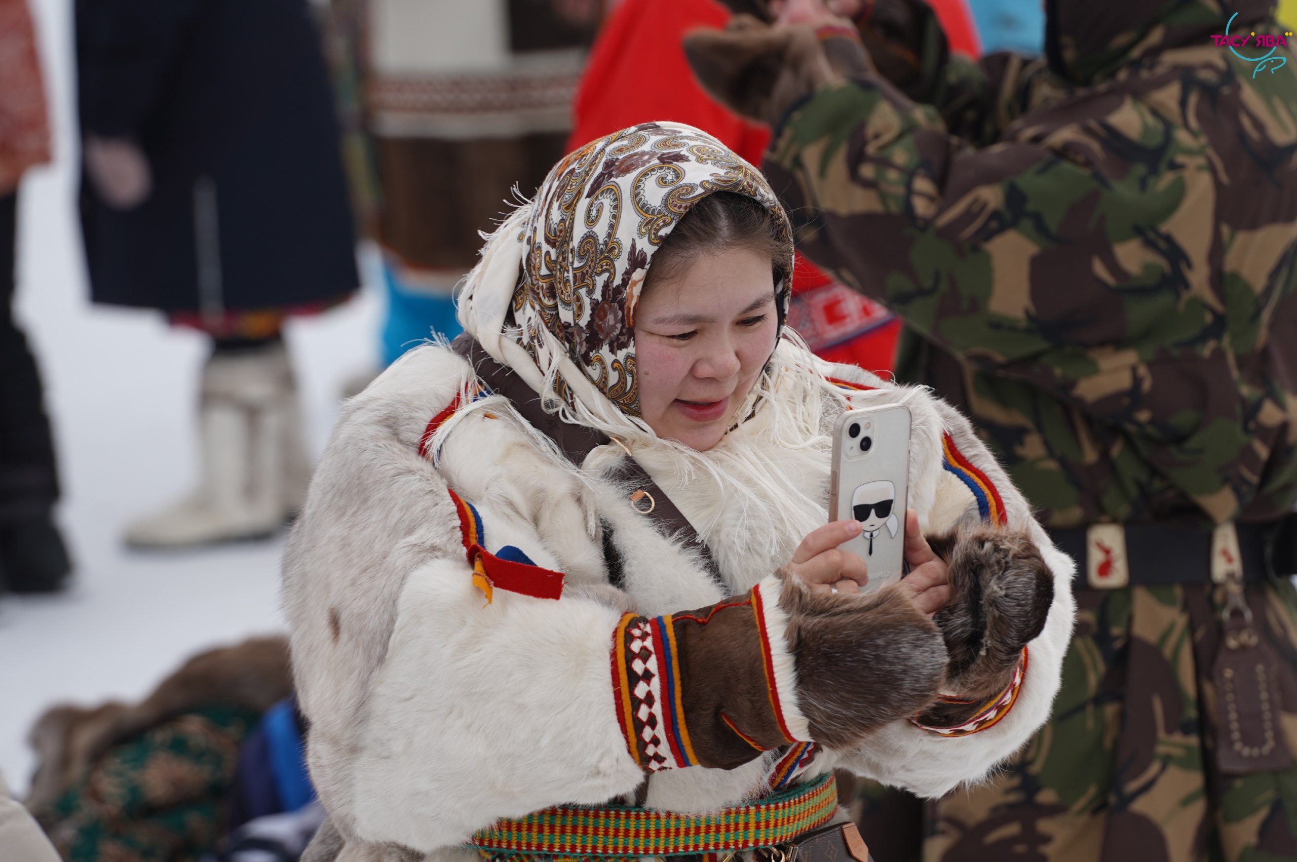 Все услуги под рукой даже в тундре На Госуслугах появился специальный раздел для КМНС Ямала Теперь оформить чумовой капитал детские пособия образовательные сертификаты ежемесячные пособия и многое другое можно через Госуслуги На портале можно быстро подать заявление онлайн или посмотреть какие документы нужно подготовить для очного визита Тазовский район Подписаться