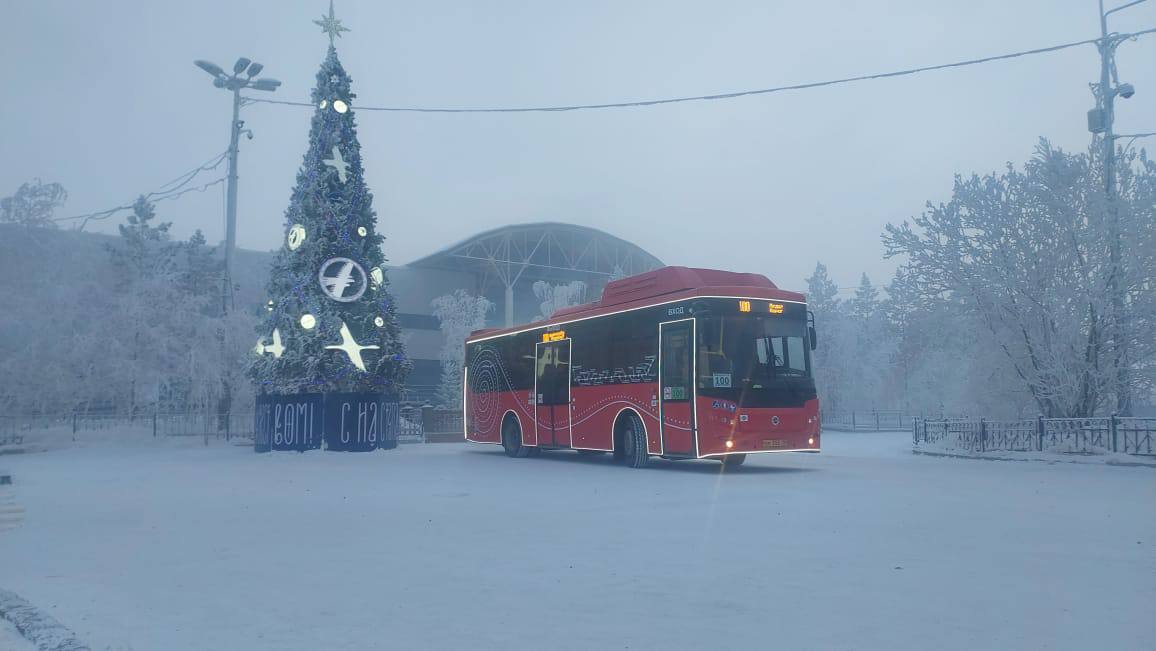 В новогоднюю ночь в Якутске запустят бесплатный временный автобусный маршрут 100н В новогоднюю ночь для удобства жителей и гостей столицы будет организован бесплатный временный автобусный маршрут 100н Время работы маршрута Автобусы будут курсировать с 22 00 31 декабря 2025 года до 06 00 1 января 2026 года Схема движения Маршрут охватит основные улицы центральной части города и пригородные районы Движение начнётся от конечной остановки Медцентр далее автобусы проследуют по Сергеляхскому шоссе ул Лермонтова Петровского просп Ленина ул Дзержинского Пояркова Кирова снова ул Лермонтова затем по ул Дзержинского автостраде 50 лет Октября ул Можайского Гагарина Быковского и завершат маршрут на остановке Аэропорт Подпишись на ProAvtobusYkt официальный канал Департамента дорожной инфраструктуры и транспорта Всё о дорогах и транспорте города из первых рук