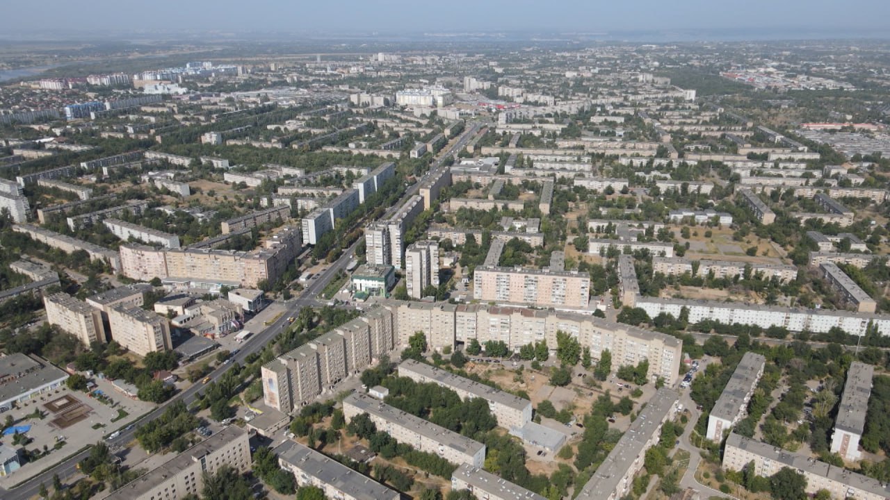 ‼  В центре Волжского перекроют дороги из-за праздничных мероприятий    С 18:00 26 июля до 23:00 27 июля перекроют въезд в парк «Волжский»  первый съезд направо с проспекта Ленина после здания № 88  и въезды на парковки у гостиницы «Ахтуба» и напротив РКЦ.     27 июля с 16:00 до 23:00 станут пешеходными улица Сталинградская и Набережная в границах улиц Сталинградской и Молодежной.  26 июля в парке «Волжский» запланирован фестиваль «Ты+искусство», 27 июля на площади Ленина – праздничный концерт с фейерверком.    Подписаться   Перейти на сайт