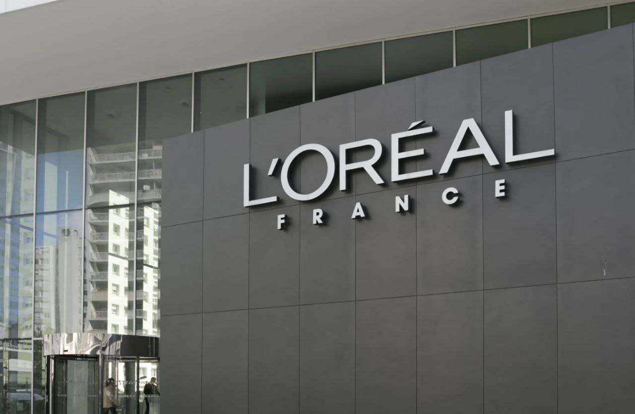 L Oreal может купить подразделение косметики владельца Gucci Холдинг Kering которому в том числе принадлежат бренды Gucci Balenciaga и Saint Laurent намерен продать свое подразделение косметики По информации издания люксовый холдинг договорился с L Oreal Подразделение косметики было оценено в 4 млрд Подробнее
