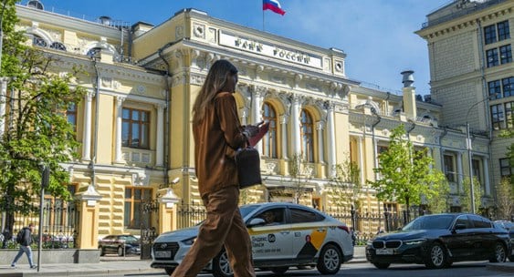 Почему ЦБ может перейти к снижению ставки в июне Главный фактор в пользу пересмотра ставки вниз уже в июне — это устойчивое снижение инфляции, отмечает заведующий лабораторией денежно-кредитной политики Института Гайдара Евгений Горюнов. Годовая инфляция накопленный рост цен за последние 12 месяцев остается пока высокой — 10,23% общая и 9,23% базовая, «но если смотреть на темпы роста цен за последние несколько месяцев, то очевидно движение в направлении стабилизации», объясняет эксперт. «Поскольку ЦБ исходит из цели довести инфляцию до 4% к концу 2026 года, то для ее достижения такая жесткая политика уже не требуется и можно начать цикл постепенного смягчения», — продолжает эксперт. «И инфляция, и ВВП складываются ниже, чем Банк России прогнозировал. И денежная масса ушла ниже траектории прогноза ЦБ, как показывает последний отчет», — перечисляет начальник центра рыночных стратегий Газпромбанка Егор Сусин.