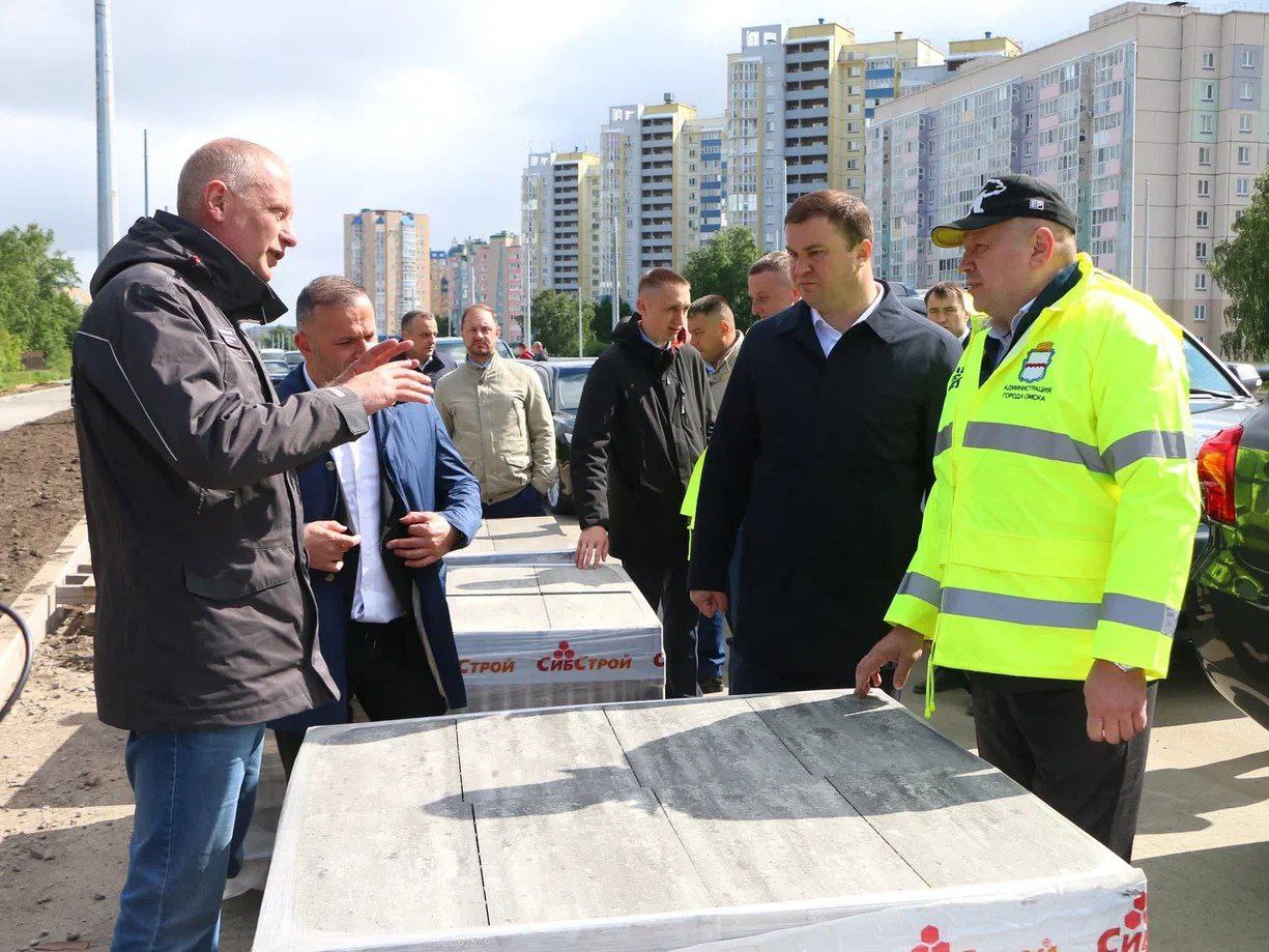 Движение на бульваре Архитекторов запустят ко Дню города  Губернатор Виталий Хоценко в ходе сегодняшнего рабочего объезда городских площадок оценил ход реконструкции дороги на бульваре Архитекторов.  Как сообщили в пресс-службе облправительства, он осмотрел все ключевые участки магистрали – от СТЦ «МЕГА» до улицы Крупской, включая зоны устройства контактной троллейбусной сети. Губернатор поставил подрядчику и мэрии Омска запустить автомобильное движение ко Дню города.   – Виталий Хоценко ставит задачу запустить в полном объеме автомобильное движение на объекте транспортной инфраструктуры по бульвару ко Дню Омской области и города Омска, - говорится в сообщении.   Глава региона подчеркнул, что в результате реконструкции бульвар Архитекторов должен получить законченный, благоустроенный вид. Материалы, используемые в тротуарах и велодорожках, обязательно должны сочетаться с обликом жилых кварталов.