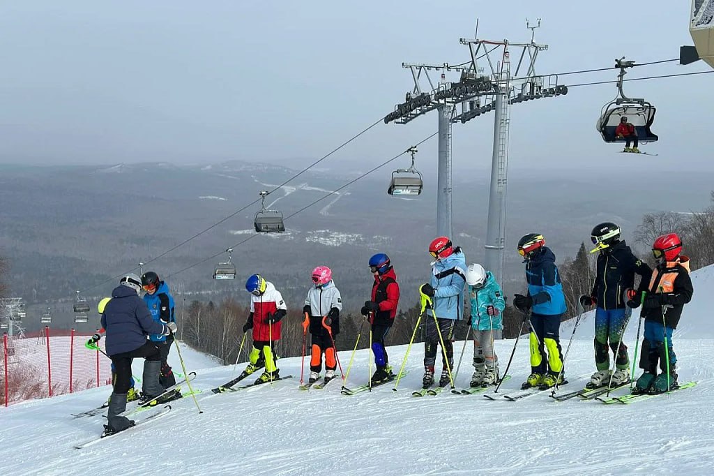 Горнолыжный комплекс Хехцир в Хабаровске официально признан спортивным объектом Минспорт России включил его в Всероссийский реестр 6 февраля Это позволяет проводить на трассах официальные соревнования Сейчас на комплексе действуют два спуска протяжённостью 1300 и 1400 метров Хехцир стал официальной тренировочной базой краевой спортивной школы олимпийского резерва В январе здесь уже прошли открытое первенство школы и детский Кубок Тигрёнка Кроме того в прошлом году на ГЛК бесплатно тренировались участники СВО перед Кубком защитников Отечества   Подписывайтесь на телеканал Хабаровск в MAX