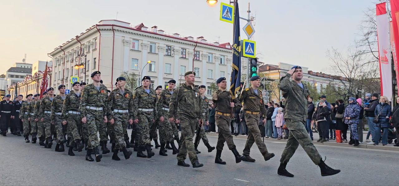 В Тюмени прошла репетиция военного парада. По центральным улицам областной столицы прошли парадные расчеты подразделений Тюменского гарнизона и духовой оркестр. Присылай новости