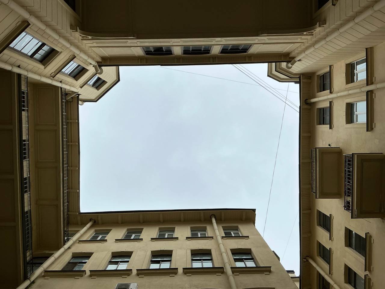 На Кирочной улице спрятан дом, который мог бы стать музеем культурных пересечений Петербурга. Когда-то здесь жили военный министр Александр Редигер  да, у него была 22-комнатная квартира  и художник Леон Бакст, а в гости приходили Ахматова с Есениным. Позже тут обсуждали новые пьесы Мариенгоф и Зощенко, а теперь жители сами собирают по крупицам историю дома: ищут старые фотографии, письма, реставрируют входные двери и устраивают субботники. В этом доме даже галереи встроены прямо в фасад — как напоминание, что архитектура Петербурга умеет хранить не только прошлое, но и атмосферу настоящего времени.