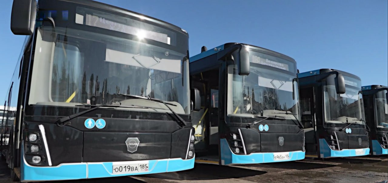 В Запорожской области на маршруты выйдут 140 новых автобусов Автобусы начали курсировать по маршрутам Бердянска и Мелитополя Запорожской области со 2 ноября Обновление автобусных парков осуществляется в рамках поручения губернатора региона Евгения Балицкого и реализуется министерством транспорта и развития транспортной инфраструктуры Запорожской области совместно с ГУП Автотранс Запорожской области и городскими администрациями Новые транспортные средства оснащены просторными и светлыми салонами удобными сиденьями системами кондиционирования воздуха информирования об остановках а также видеокамерами для обеспечения безопасности пассажиров и контроля дорожной ситуации В рамках программы обновления автопарка также проводится оптимизация маршрутной сети с учетом обращений граждан Бердянск ZaVtra Обратная связь