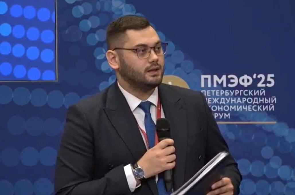 Перспективы развития IT-отрасли обсудили на ПМЭФ На площадке XXVIII Петербургского международного экономического форума в формате деловогозавтрака состоялась дискуссия «Зрелость ИТ-отрасли: от внутренних побед к международному технологическому сотрудничеству». Одним из модераторов площадки выступил директор Центра по обеспечению прав молодежи в цифровом пространстве Университета имени О.Е. Кутафина МГЮА , молодежный цифровой омбудсмен, директор Российской ассоциации электронных коммуникаций Дмитрий Гуляев. В ходе бизнес-завтрака обсудили цифровую трансформацию экономики, вопросы безопасности цифровой инфраструктуры, меры поддержки производителей и разработчиков ИКТ, роль бизнеса и государства в подготовке кадров для цифровой экономики, перспективы экспорта российских ИТ-решений, а также потребности бизнеса в современных условиях. В мероприятии приняли участие министр цифрового развития, связи и массовых коммуникаций Российской Федерации Максут Шадаев, начальник Управления Президента Российской Федерации по развитию информационно-коммуникационных технологий и инфраструктуры связи Татьяна Матвеева, председатель комитета Государственной Думы по информационной политике, информационным технологиям и связи Сергей Боярский, а также представители компаний и общественных организаций в IT-сфере.