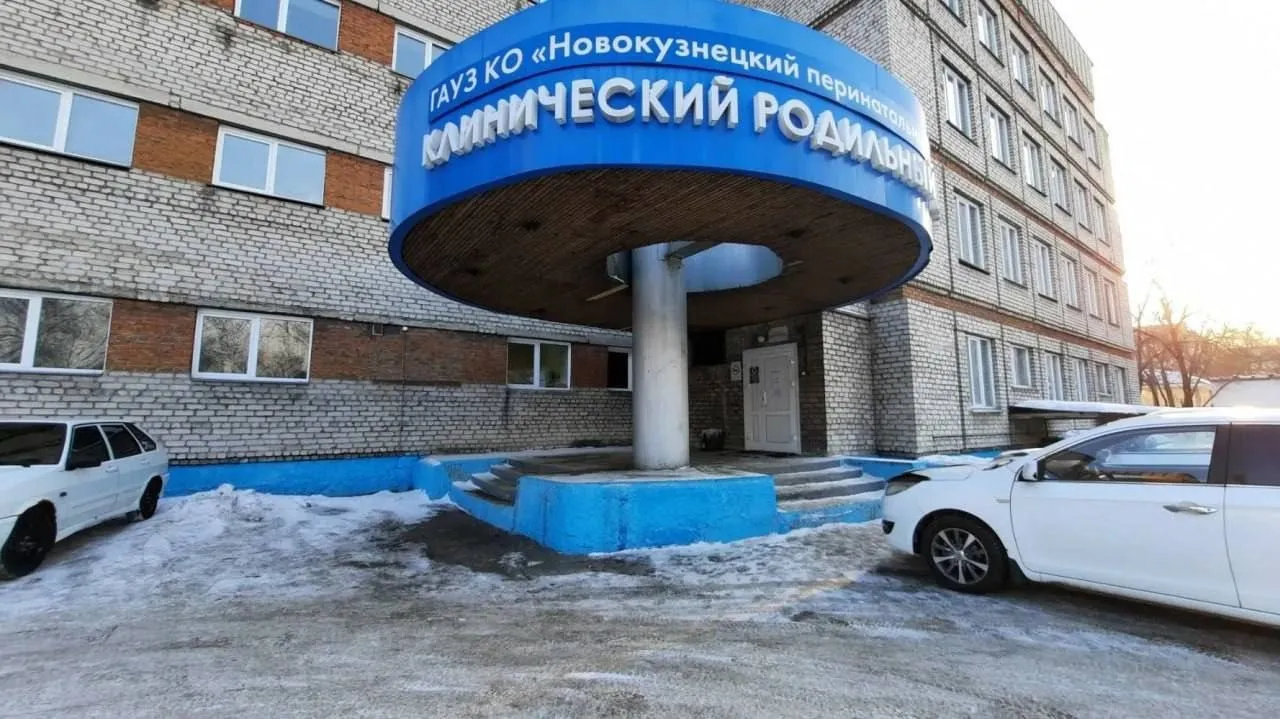 Суд продлил приостановку работы роддома в Новокузнецке где погибли 10 младенцев Суд приостановил работу акушерского стационара 1 в новокузнецкой городской больнице 1 еще на три месяца Ранее роддом был закрыт после смерти 10 младенцев в январе 2026 года 17 января 2026 при проведении проверки в акушерском стационаре 1 расположенном по адресу Новокузнецк ул Сеченова 17б выявлены нарушения санитарно эпидемиологического законодательства выразившиеся в необеспечении требований санитарных правил при оказании медицинских услуг а также в неосуществлении необходимых санитарно противоэпидемических мероприятий и ненадлежащем обеспечении безопасных условий труда быта и отдыха сообщает пресс центр судов региона В судебном заседании представитель надзорного органа подтвердил наличие выявленных нарушений указав что ранее учреждение уже привлекалось к административной ответственности однако нарушения устранены не были Представители медицинского учреждения вину признали Суд с 17 апреля приостановил работу стационара еще на 90 суток В здание разрешен доступ для проведения ремонтных работ и устранения нарушений Ранее СК возбудил дело о гибели в Новокузнецкой городской больнице 1 десяти новорожденных в январе 2026 года Главврачу больницы Виталию Хераскову предъявлено обвинение в халатности повлекшей по неосторожности смерть десяти лиц ч 3 ст 293 УК РФ и о заведующего отделением реанимации и интенсивной терапии для новорожденных и недоношенных детей Алексею Эмиху предъявлено обвинение в причинении смерти десяти лицам по неосторожности вследствие ненадлежащего исполнения лицом своих профессиональных обязанностей ч 2 ст 109 УК РФ В феврале СК сообщал что получены данные о том что дети могли скончаться от внутрибольничной инфекции в результате несоблюдения руководством и врачами больницы санитарно эпидемиологических норм
