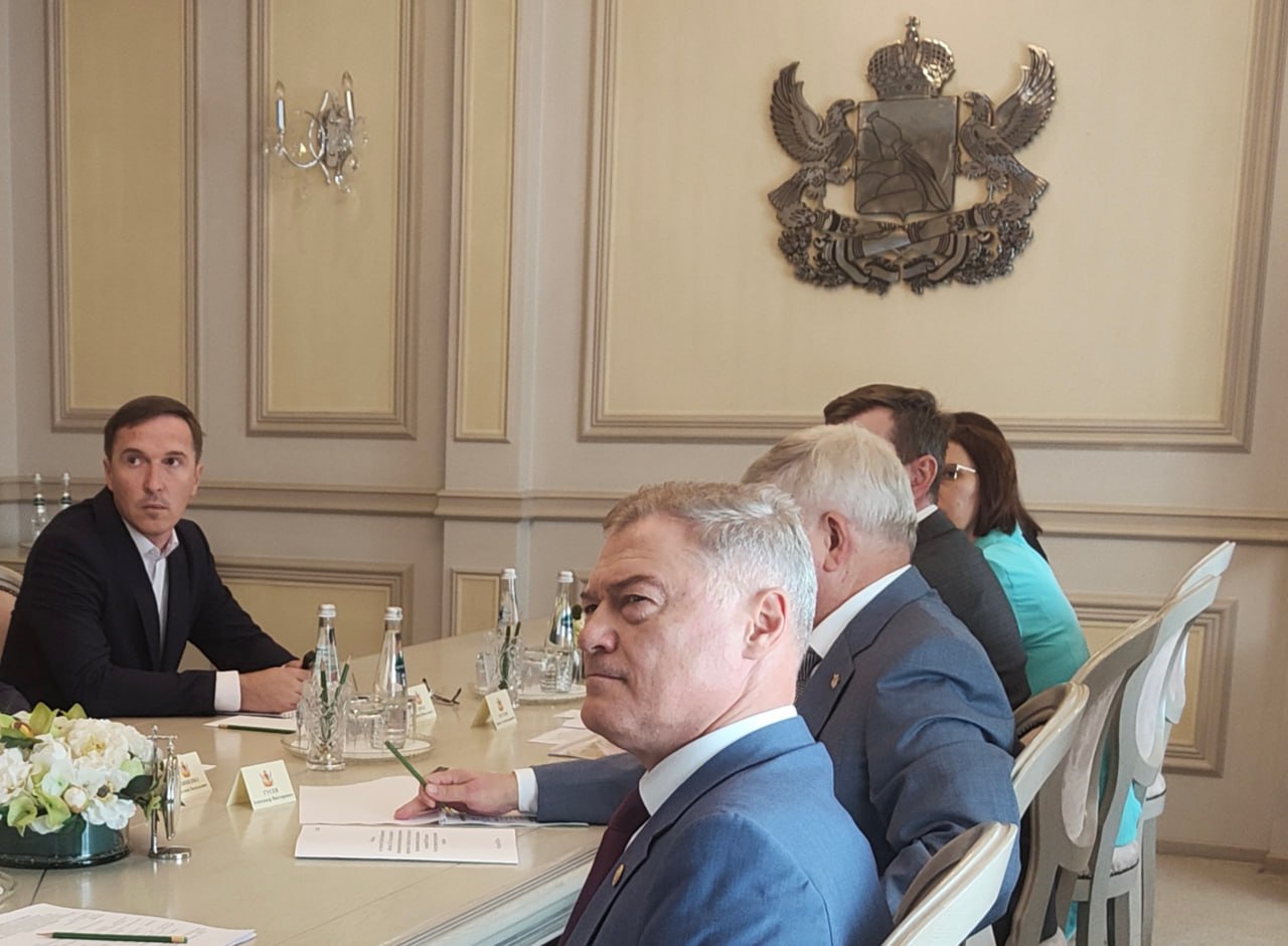 В регионе появится производство эмульгаторов для пищевой промышленности и других отраслей  Вопросы реализации инвестиционного проекта «Производство эмульгаторов и среднецепочечных триглицеридов» компании ООО «Евдаково» рассмотрели на совещании, которое провёл губернатор Александр Гусев.   Предполагаемый объем инвестиций в проект составит 2,6 млрд рублей.   На предприятии будет создано более 50 рабочих мест.   Проектная мощность позволит выпускать 8,4 тыс. тонн продукции в год.   Суммарный объем налоговых отчислений в бюджеты всех уровней за десять лет составит 1,6 млрд рублей.   На предприятии планируется выпускать 6 видов высокотехнологичных ингредиентов, востребованных в пищевой и косметической промышленности, фармацевтике, сельском хозяйстве, производстве косметики и других отраслях. Один из видов ингредиентов – среднецепочечные триглицериды – является незаменимым компонентом детского питания. В дальнейшем ассортимент будет расширяться.  Подробнее:      Правительство Воронежской области   Поддержка канала