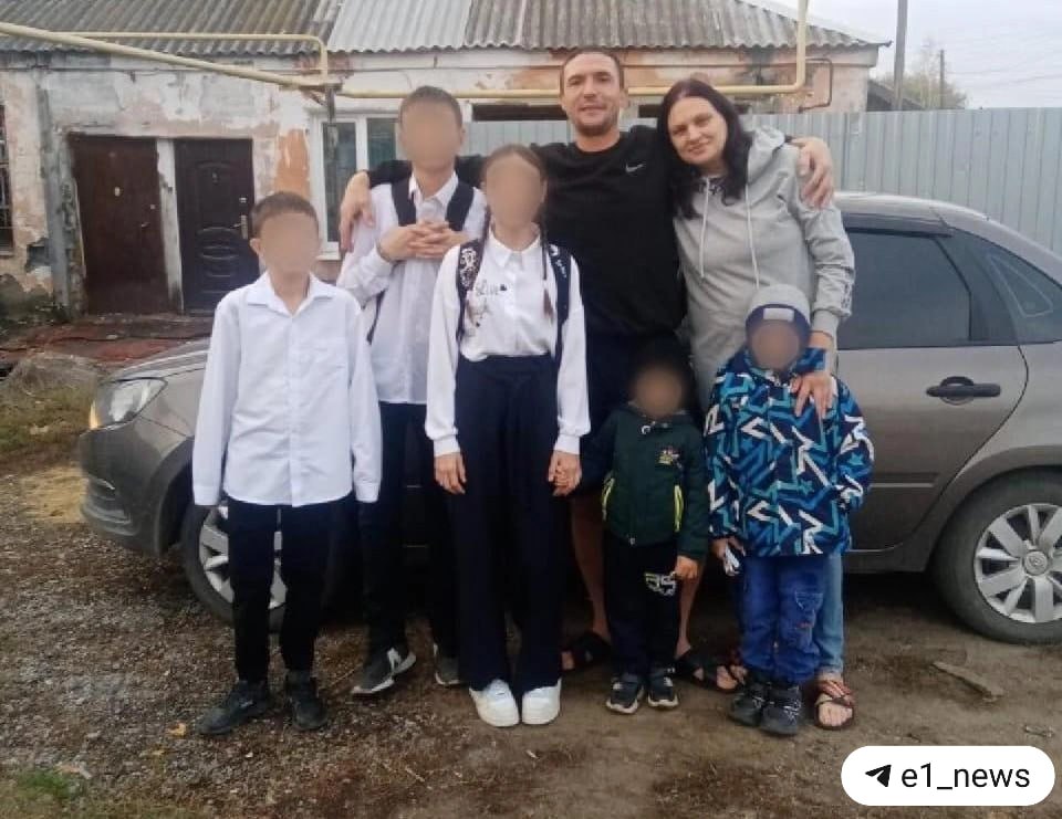 Многодетного русского отца, жителя Каменска-Уральского Виктора Шилова выдворяют из страны в Узбекистан где он родился . Ему отказали в убежище и уже купили билеты в другую страну. Следующие пять лет его жене, которая не работает, придется выживать одной. Причиной такого судебного решения оказались проблемы с документами. После распада Советского Союза Виктор получил гражданство Узбекистана, но в 2003 году переехал на Урал, познакомился с Юлией, создал семью. У них родились три дочери и четыре сына. Затем паспорт Узбекистана стал недействительным, а российский он получить не смог. Работал строителем и грузчиком. Тогда узбекские власти неохотно расставались со своими гражданами и годами не отвечали на запросы российских госорганов. Все эти годы Виктор сдавал документы на гражданство, а ему их возвращали… и так 20 лет. Так Виктор стал нелегалом. Многодетной матери, лишившейся мужа, дали социальное пособие в 611 рублей. Виктор подписал заявление, чтобы уйти на СВО, но выдворяю его уже сегодня, отправиться на спецоперацию он не успевает. В Узбекистане Виктор не был 22 года и даже не знает местного языка. Сейчас семье помогает глава «Уральской ассоциации беженцев» Людмила Лукашова, но изменить ситуацию не получается.
