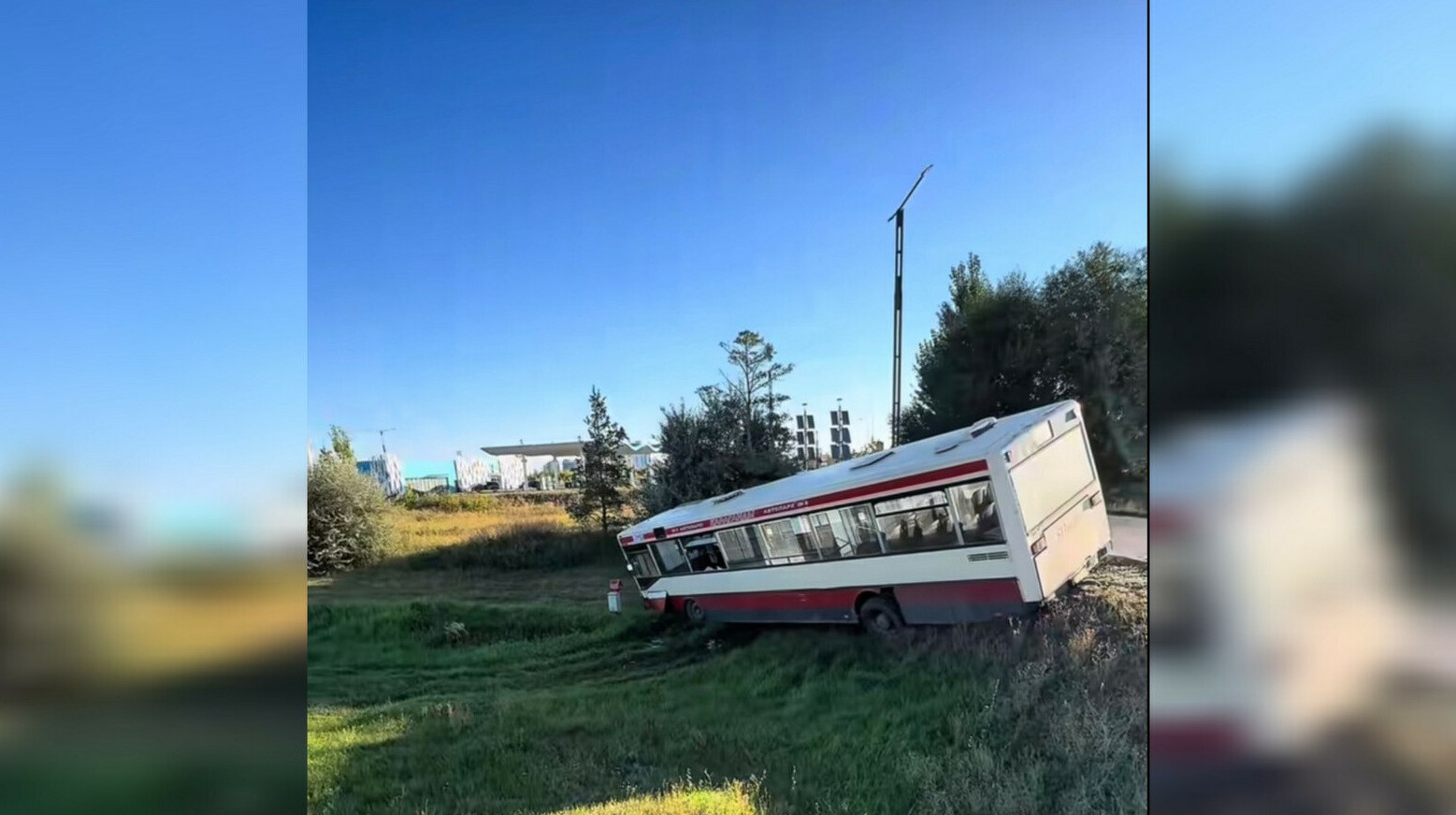 В Астане автобус съехал в кювет пострадали 14 человек 14 человек пострадали в ДТП с автобусом в Астане большинство получили лёгкие ушибы и проходят обследование в больницах передает ArbatMedia В Астане на проспекте Кабанбай батыра автобус марки Mercedes во время разворота съехал в кювет В результате происшествия медицинская помощь понадобилась 14 пассажирам Как сообщили в управлении здравоохранения у большинства пострадавших диагностированы незначительные ушибы Нескольких человек отправили на амбулаторное лечение остальные остаются под наблюдением врачей Погибших нет Полиция проводит проверку чтобы установить все обстоятельства случившегося Прислать новость
