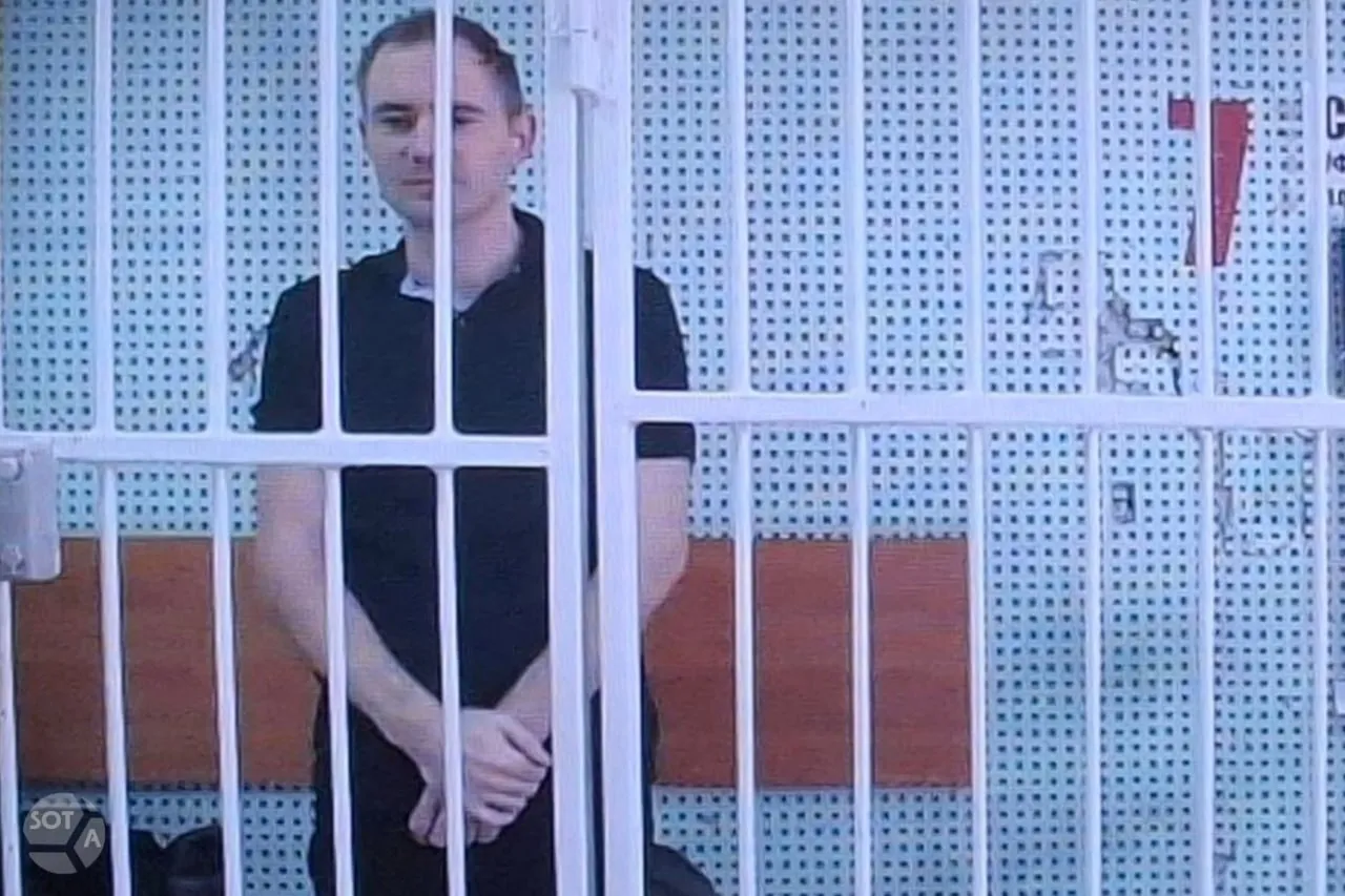 Мосгорсуд снова оставил под стражей зампреда Яблока Максима Круглова Защита Максима Круглова обвиняемого в распространении военных фейков оспаривала продление меры пресечения от 30 марта Тогда Замоскворецкий суд Москвы оставил обвиняемого в СИЗО до 25 апреля Адвокаты Тихонова и Бадамшин снова подчеркнули что текущая мера пресечения не является обоснованной и что даже в случае изменения меры пресечения подсудимый не сможет скрыться Сам Круглов отметил что следствие по его делу почти не сдвинулось с места За более чем полгода в СИЗО в отношении меня было проведено ровно два следственных действия Первое знакомство с тремя небольшими томами моего дела которые я выполнил за три часа Второе это была насколько я понимаю психиатрическая экспертиза в народе пятиминутка После короткого совещания суд оставил меру пресечения Максиму Круглову без изменений передает наш корреспондент в суде В перерыве Круглов поделился небольшими подробностями из жизни в СИЗО он один раз смог сходить в церковь из прессы читает только газету Коммерсант а 20 часов в сутки в камере работает телевизор Зампреда партии Яблоко Максима Круглова задержали 1 октября в Петербурге по обвинению в распространении фейков об армии Поводом стали два поста в его телеграм канале первый о событиях в Буче а во втором Круглов со ссылкой на данные ООН писал о мирных украинцах погибших в ходе СВО Фото SOTAvision