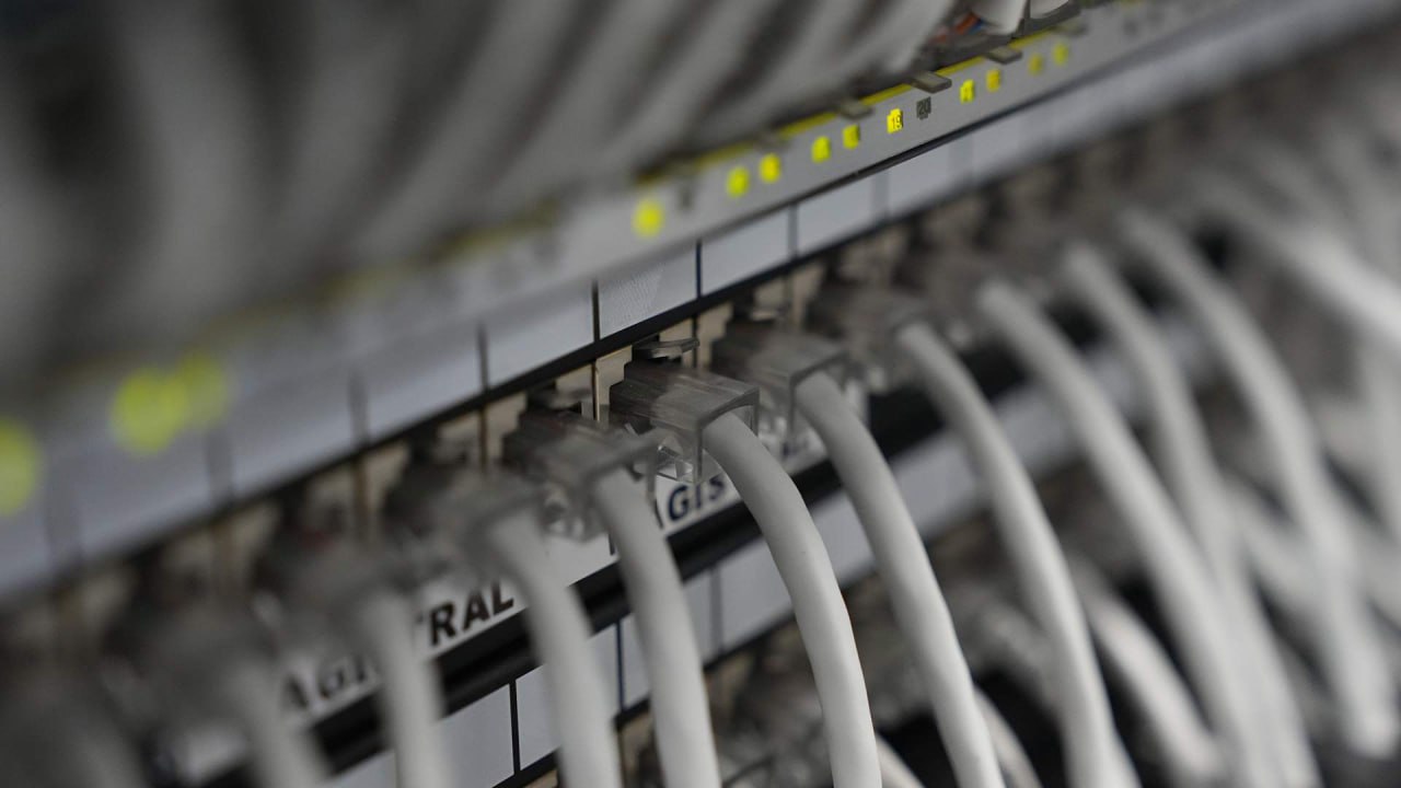 В России ученые Пермского национального исследовательского политехнического университета разработали цифровую модель цифровой двойник оптоволокна предназначенную для экстремальных условий Арктики и Крайнего Севера Эта технология с точностью до 90 прогнозирует поведение волоконно оптических датчиков в диапазоне температур от 110 до 120 C учитывая изменения скорости нагрева охлаждения вибрации и механические нагрузки Модель основана на математическом описании полимерного защитного слоя оптоволокна внутренний мягкий и внешний жесткий При низких температурах полимеры становятся хрупкими что приводит к сбоям сенсоров цифровой двойник позволяет моделировать эти эффекты на этапе проектирования Тестирование включало натурные опыты с жидким азотом и виртуальные симуляции Разработка подходит для навигационных систем беспилотного транспорта независимых от GPS ГЛОНАСС Используется в мониторинге инженерных конструкций нефтедобывающих объектов и кабельных линий Арктики Это повышает надежность инфраструктуры Севера снижая затраты на обслуживание и риски поломок