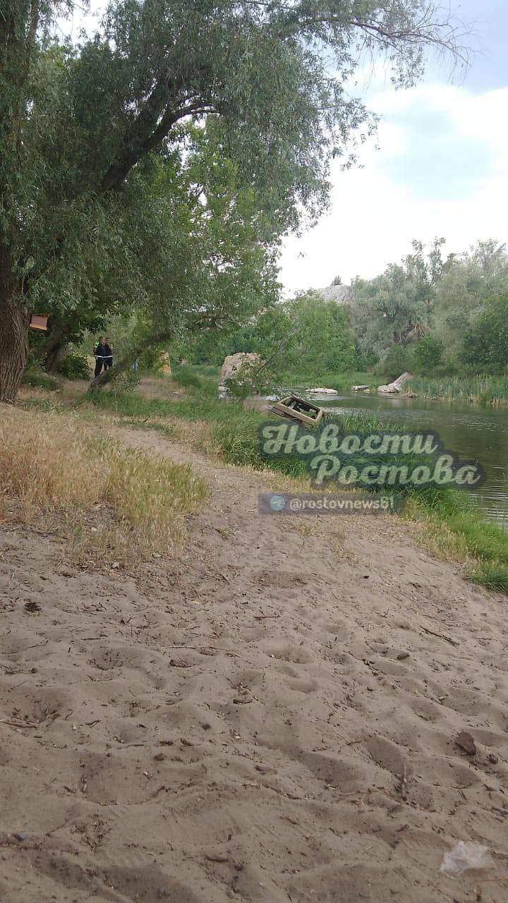 В Белой Калитве машину достали со дна реки Сегодня утром в Белой Калитве из реки достали автомобиль. По предварительной информации, внутри обнаружены тела четырех человек. На месте работают сотрудники правоохранительных органов и спасатели. Официальные комментариев пока нет UPD: обошлось без жертв Подписаться на "Новости Ростова" Прислать новость