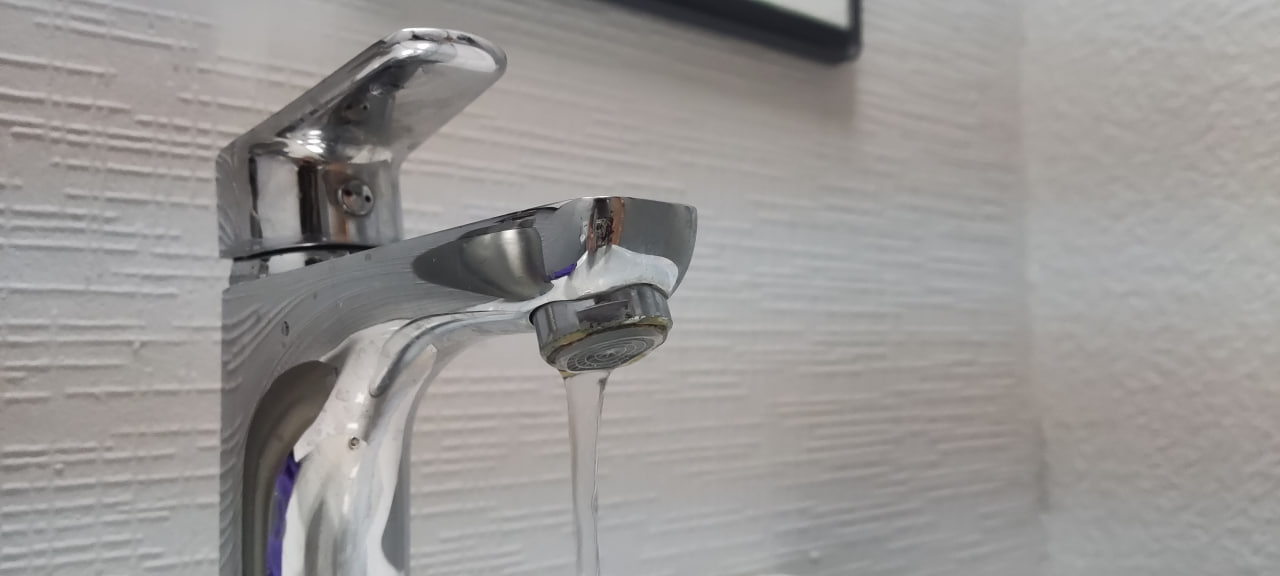 Трем районам Бердянска вернули водоснабжение В пятницу вода перестала поступать гражданам из-за атаки ВФУ. «Проблемы с подачей воды в город устранены. Более того, вода уже в городе, резервуары цеха водоочистки наполнены, запущен в работу водовод В-1. Вода уже подается в микрорайоны: 8 Марта, Колония, Слободка», — заявили в администрации города. Для жителей организовали подвоз ресурса. Кроме того, в некоторых городских магазинах бесплатно выдавали питьевую воду — по две бутылки в одни руки. Новое.Медиа в Запорожье