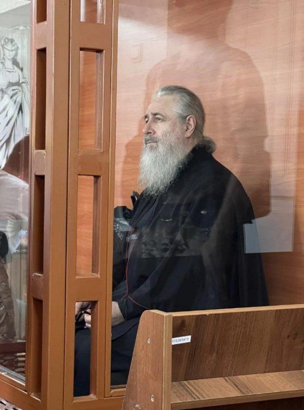 Владыку Арсения до 12 часов ночи продержали в здании СБУ После этого сотрудники СБУ увезли архиерея в больницу где получили нужное им медицинское заключение о том митрополит Арсений якобы здоров Далее его опять отправили в здание СБУ где заставили ждать с 2 х часов ночи до 4 х утра поселения в СИЗО СПЖ