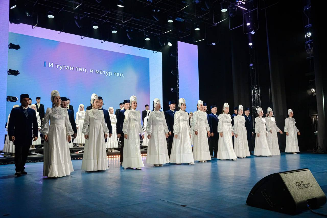 ПроОрен Новости Оренбурга 12 красавиц одна корона в Оренбурге определил лучшую Татар кызы 2025 Про Общество В Оренбурге завершился Международный конкурс Татар кызы 2025 собравший в финале 12 талантливых девушек из России и зарубежья Об этом рассказали в пресс службе областного правительства Главный титул завоевала Алсу Рафикова Победительнице конкурса вручили переходящую корону традиционное татарское украшение хаситу и автомобиль Lada Granta Изначально за право участвовать в финале боролись около 30 претенденток из России и зарубежья В финале же собрались представительницы Татарстана Башкортостана Краснодарского края Москвы Московской Оренбургской Пензенской Тюменской областей а также Казахстана Киргизии Турции и Туркменистана В течение недели проведенной в Казани девушки подробнее на канале ПроОрен Новости Оренбурга
