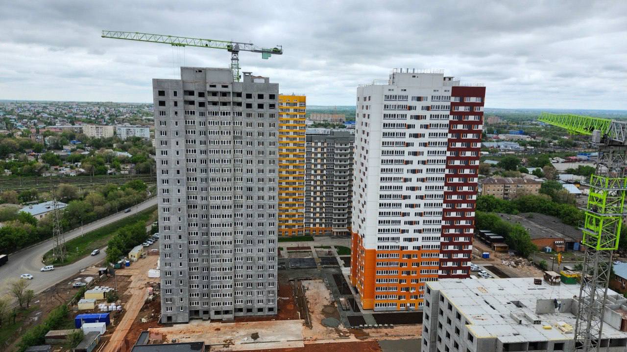 В Оренбуржье с начала года введено более 515 тыс. кв.метров нового жилья За первые пять месяцев 2025 года в Оренбургской области в рамках нацпроекта «Инфраструктура для жизни» введено 515,44 тысяч кв. метров жилой площади, что составило 104,9 % к аналогичному показателю прошлого года. По данным статистики, в секторе многоквартирного жилья МКД введено в эксплуатацию 90,44 тыс. кв. метров, что составило 132% к уровню прошлого года. В индивидуальном домостроении сдано 425 тыс. кв. метров, это 100,5% к периоду январь-май 2024 года. На сегодня лидерами по объемам вводимого жилья от запланированных годовых показателей являются города Новотроицк и Орск, а также Александровский район. Муниципалитеты вдвое превысили свой годовой план. По состоянию на 1 июня в регионе 355 действующих разрешений на возведение МКД общей площадью 1 154,1 тыс. кв. метров. Из них 314 многоэтажек, общей площадью более 1 млн кв. метров – находятся в стадии строительства. Напомним, в 2024 году в Оренбургской области введено 1,19 млн квадратных метров нового жилья, что составляет порядка 105,3 % к уровню 2023 года.