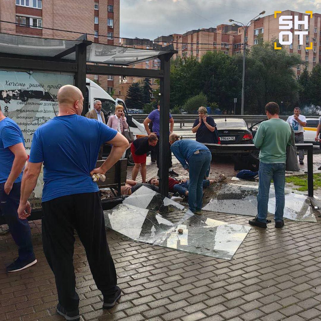 Иномарка сбила людей в Долгопрудном, — SHOT.  В ДТП пострадали два человека. Они госпитализированы, им оказывается помощь.    Первый Московский