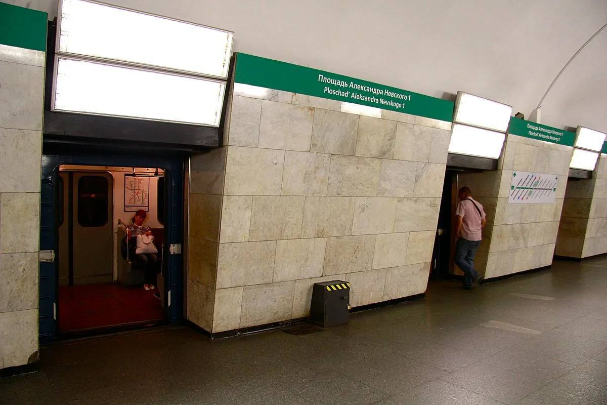 Вестибюль станции метро Площадь Александра Невского 1 изменит режим работы Так с 26 января по 8 апреля по будним дням с 17 50 до 19 00 вход в вестибюль станции будут ограничивать В это время там будет проводится капитальный ремонт эскалатора центральный РК center peterburga